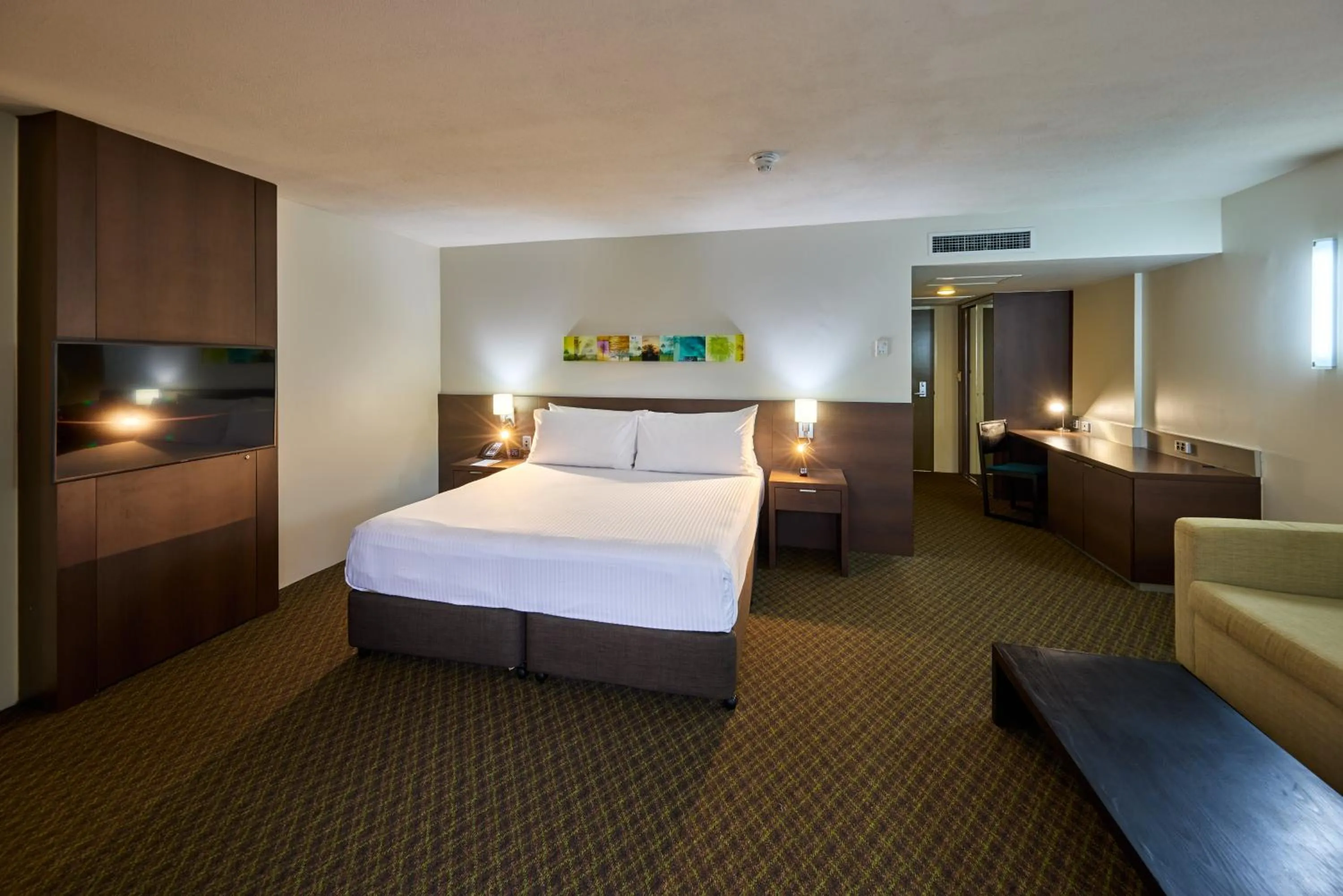 Bedroom, Bed in Cairns Harbourside Hotel