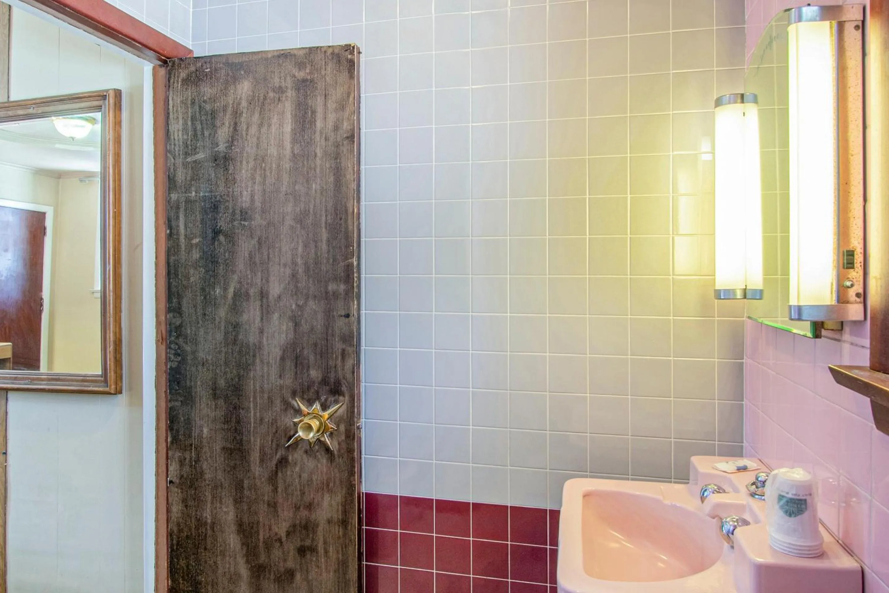 Bathroom in OYO Hotel Wilkes-Barre East