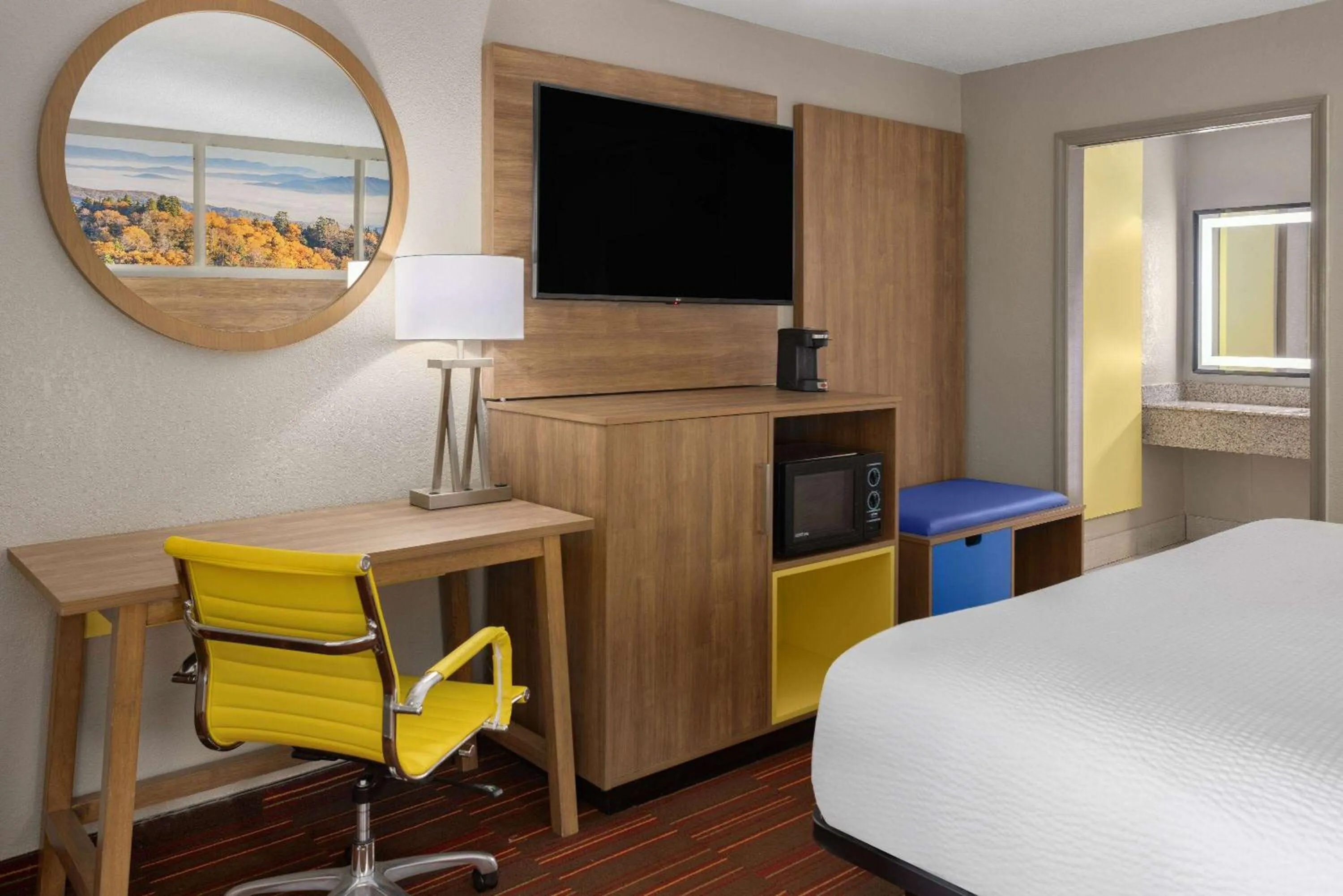 Photo of the whole room, Bed in Days Inn by Wyndham Forsyth