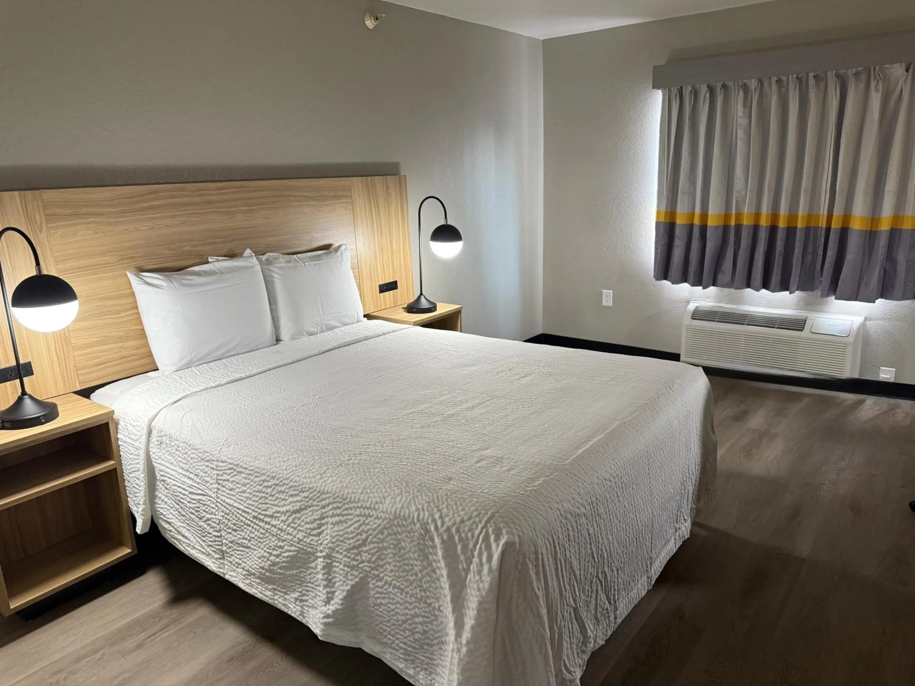 Bedroom, Bed in Super 8 by Wyndham Richfield Cleveland