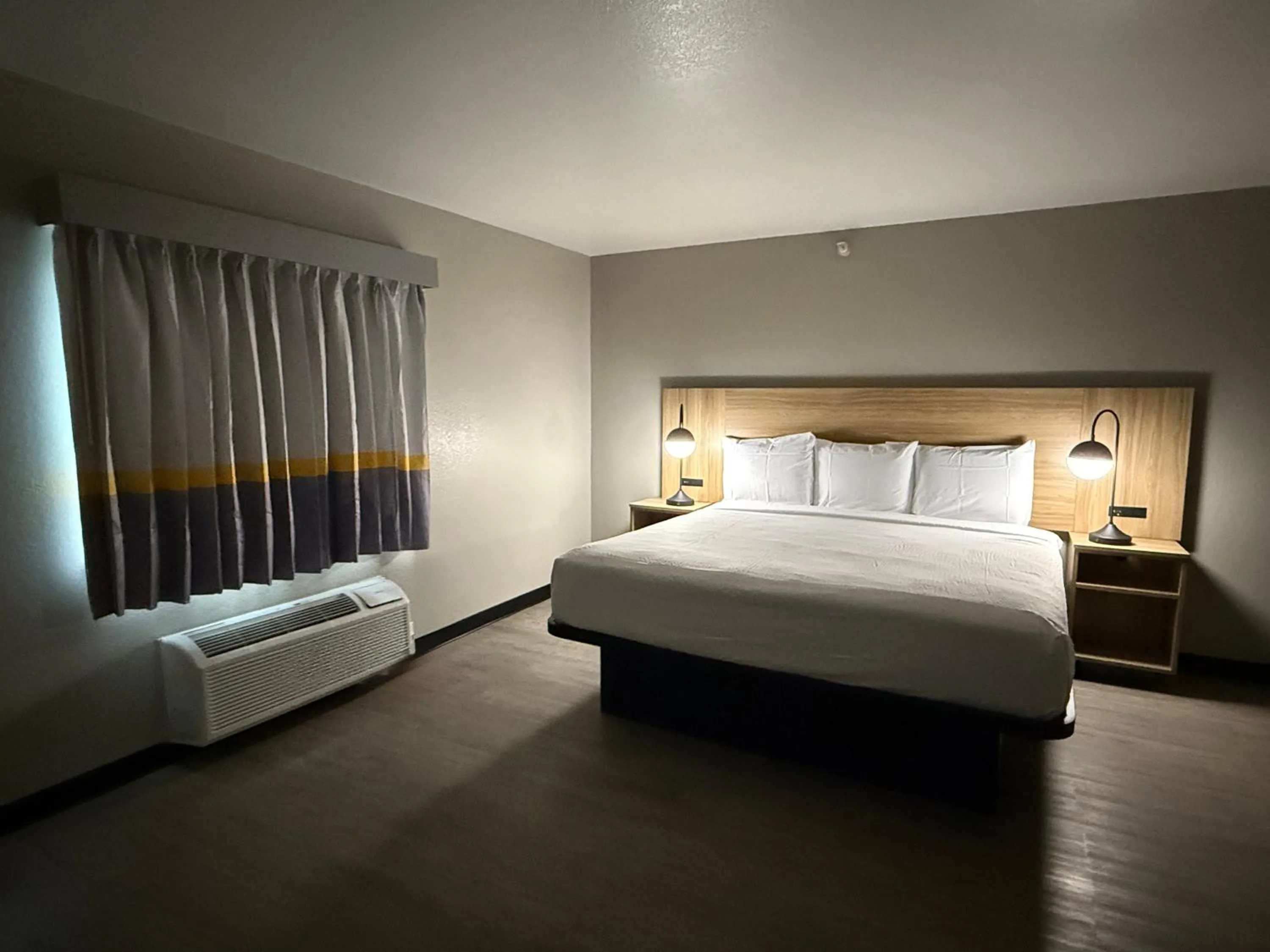 Bedroom, Bed in Super 8 by Wyndham Richfield Cleveland