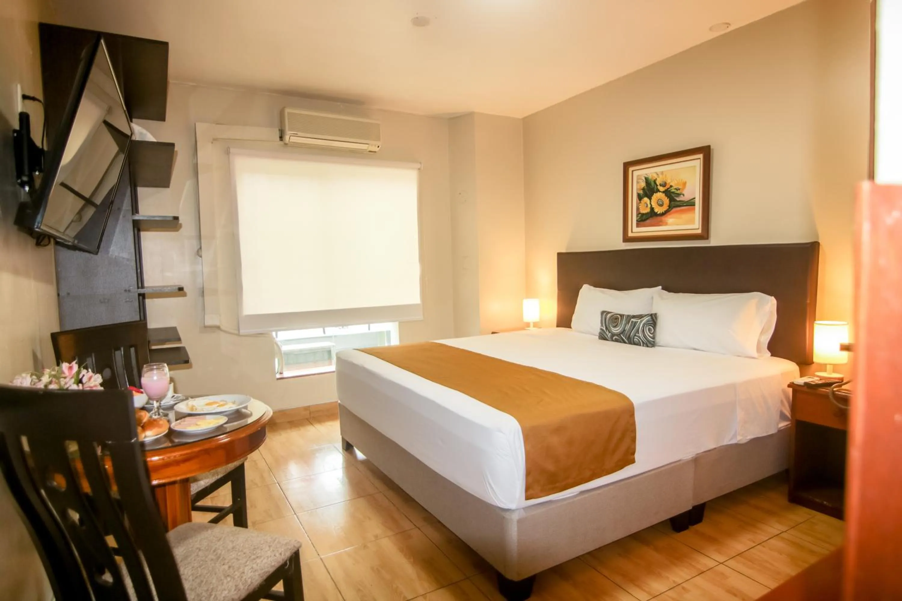 Communal lounge/ TV room, Bed in Epiqus Hotel