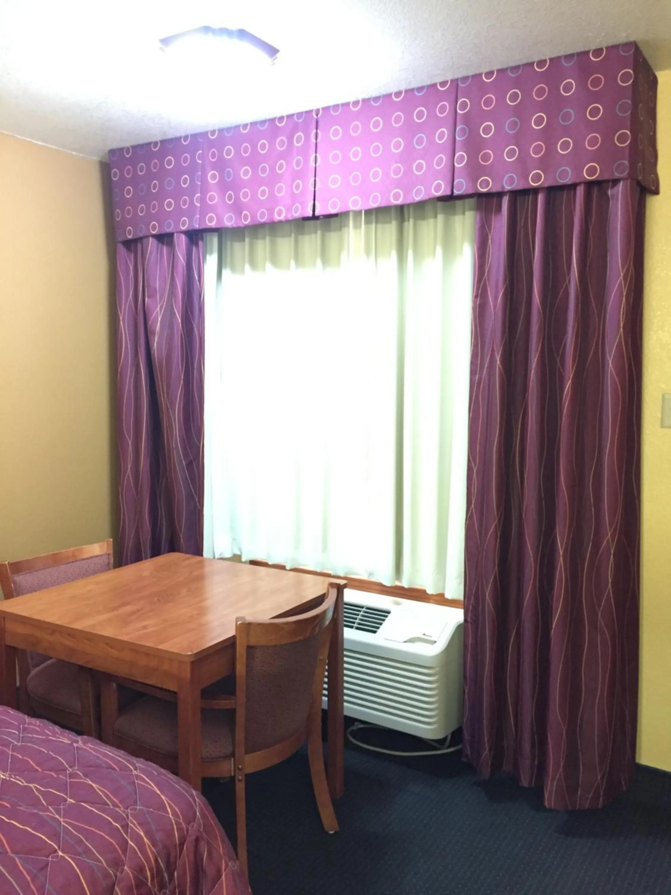 Bed in Royal Inn Pearsall