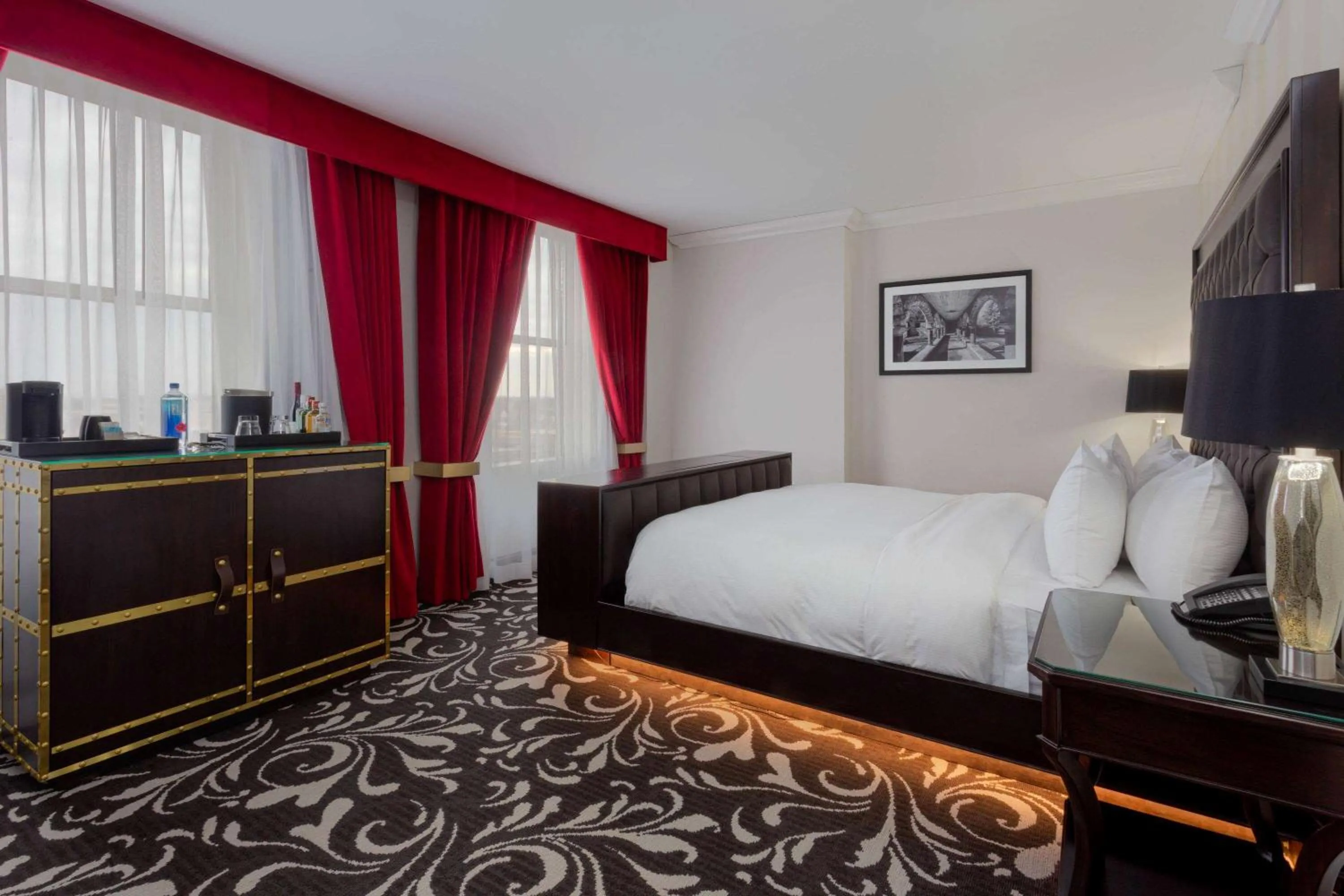 Photo of the whole room, Bed in Hotel Retlaw, Trademark Collection by Wyndham