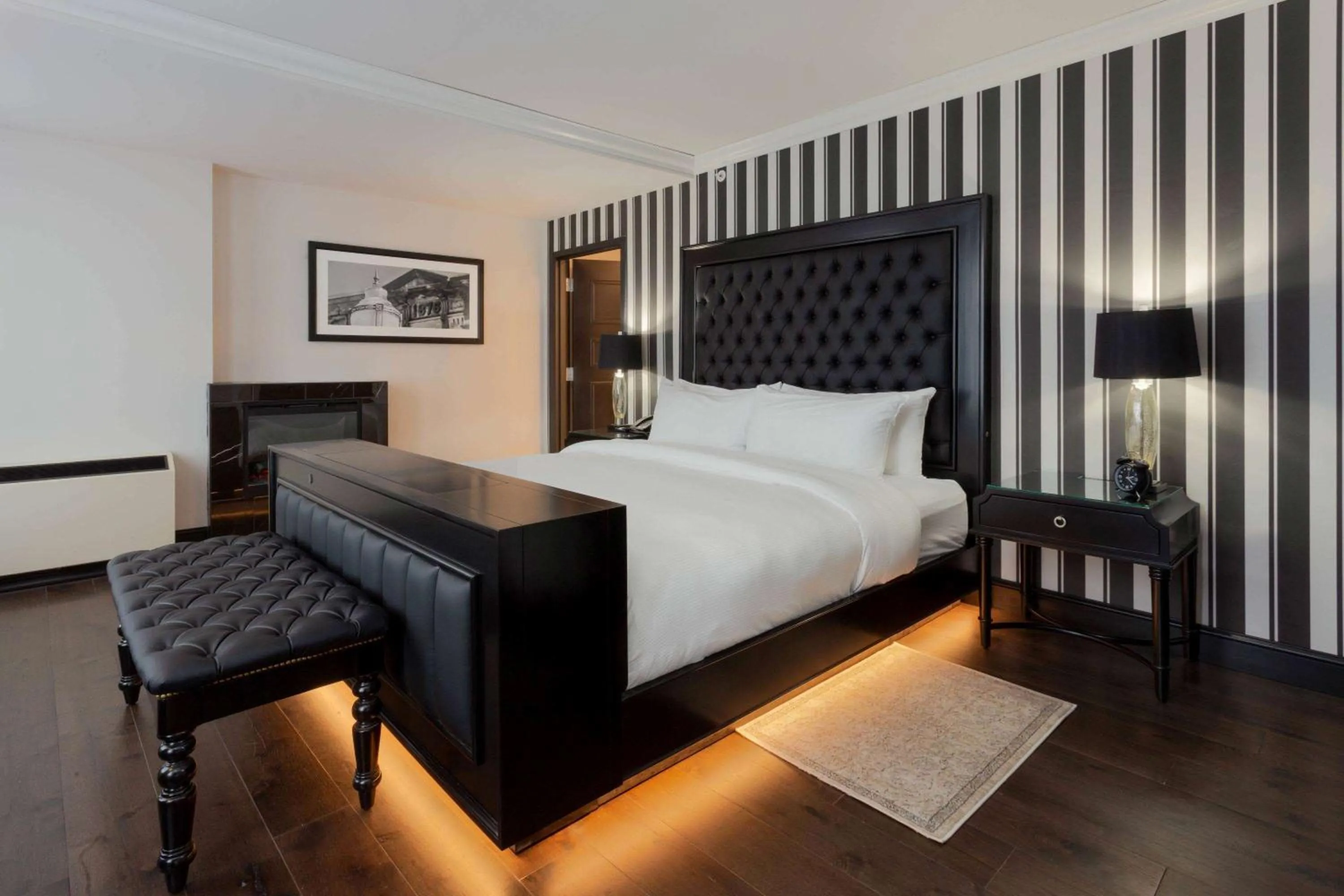 Photo of the whole room, Bed in Hotel Retlaw, Trademark Collection by Wyndham