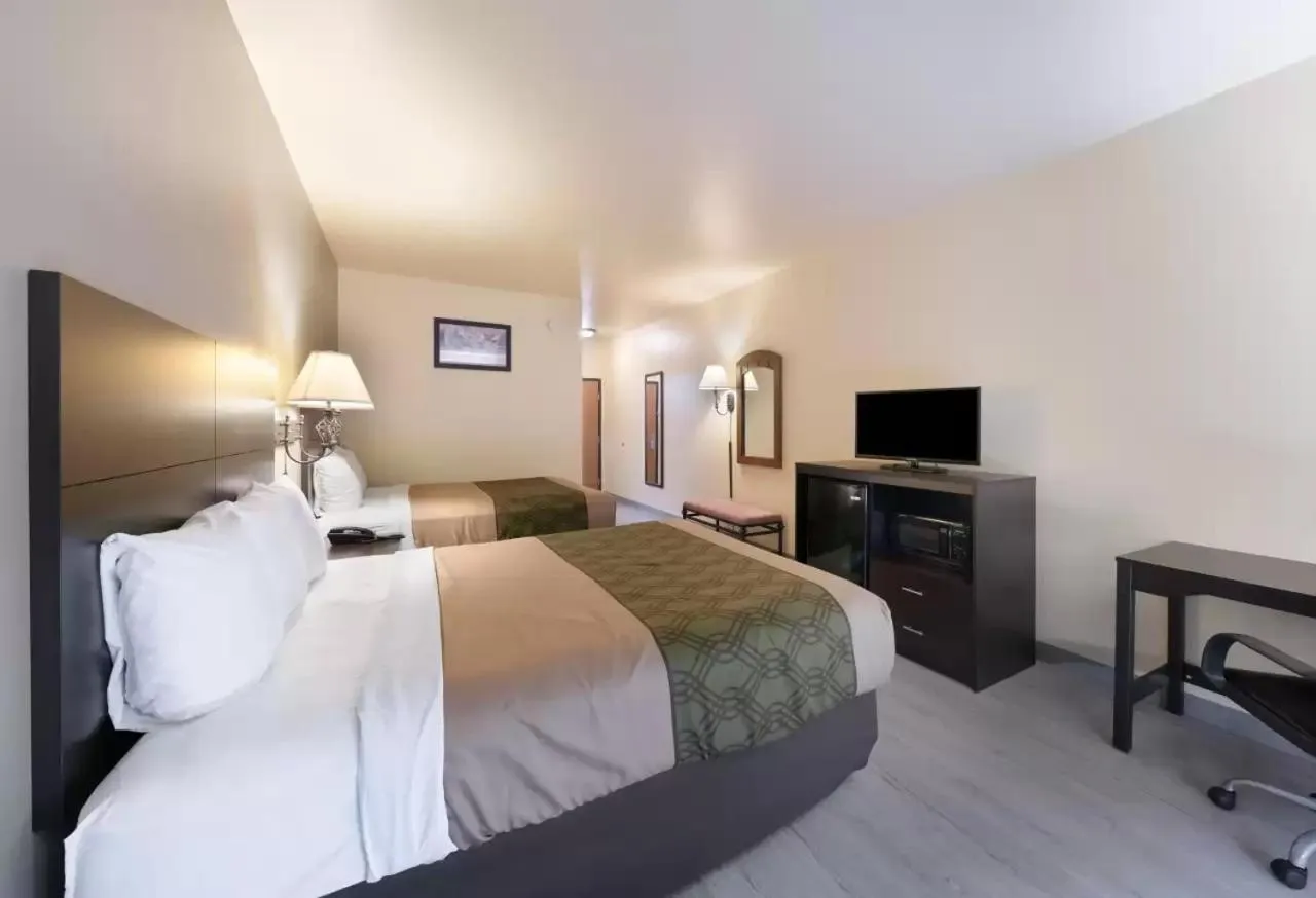 Bed in Econo Lodge Inn & Suites Bridgeport