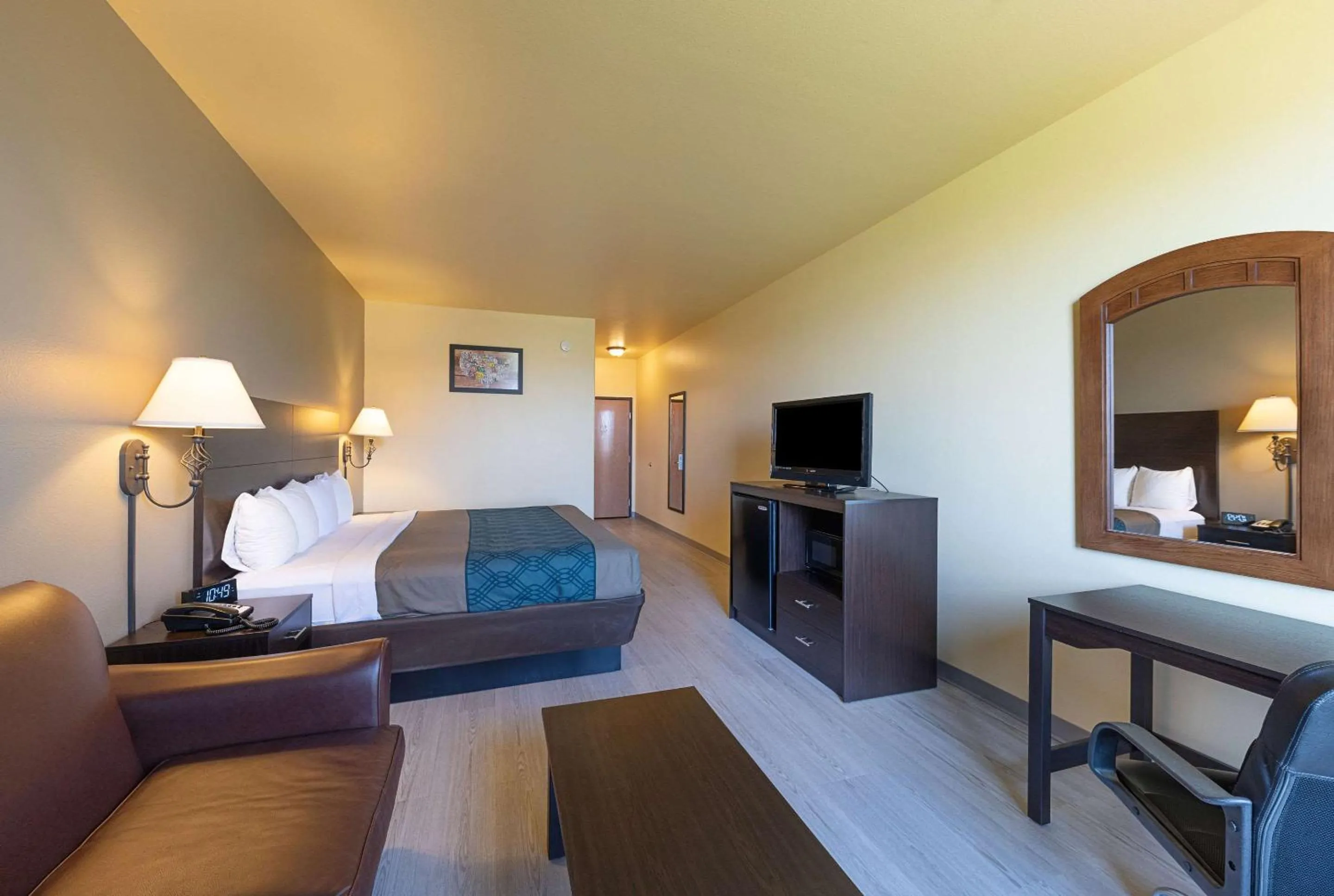 Photo of the whole room, Bed in Econo Lodge Inn & Suites Bridgeport