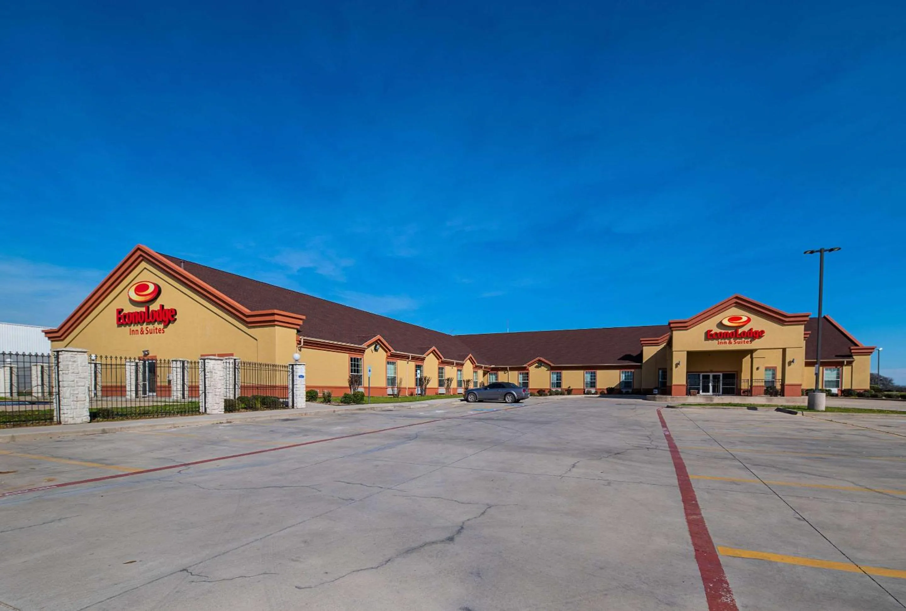 Property building in Econo Lodge Inn & Suites Bridgeport