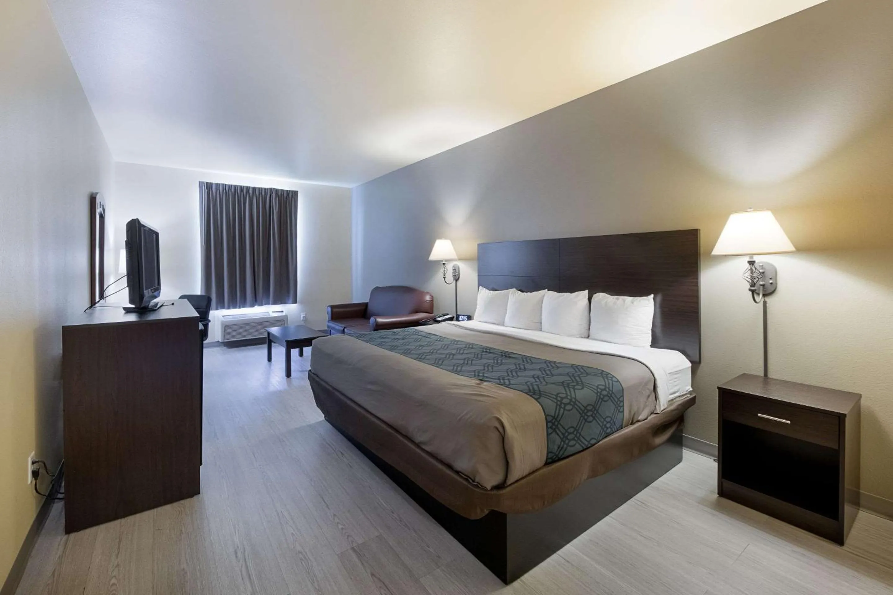 Photo of the whole room, Bed in Econo Lodge Inn & Suites Bridgeport