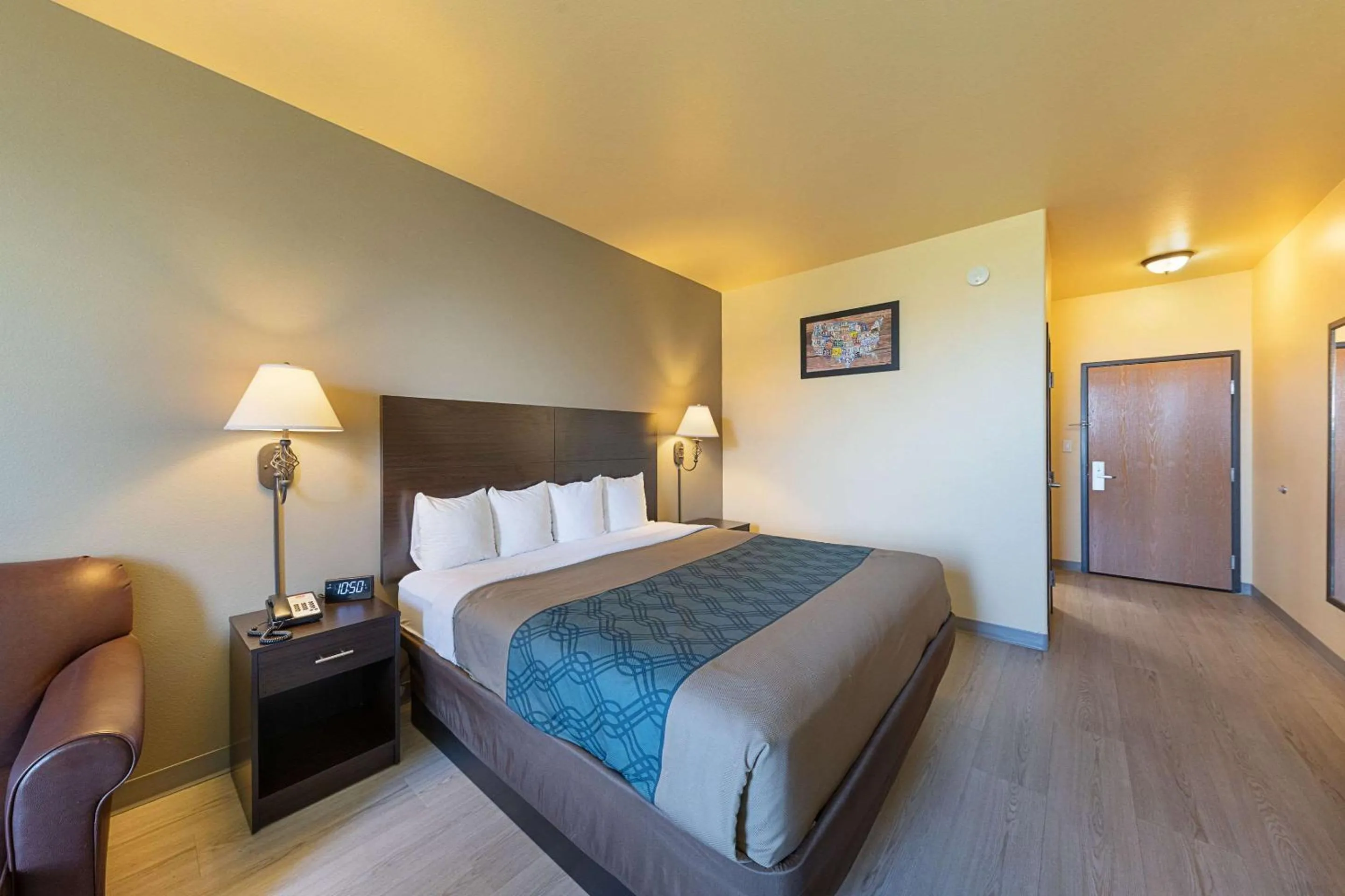 Photo of the whole room, Bed in Econo Lodge Inn & Suites Bridgeport