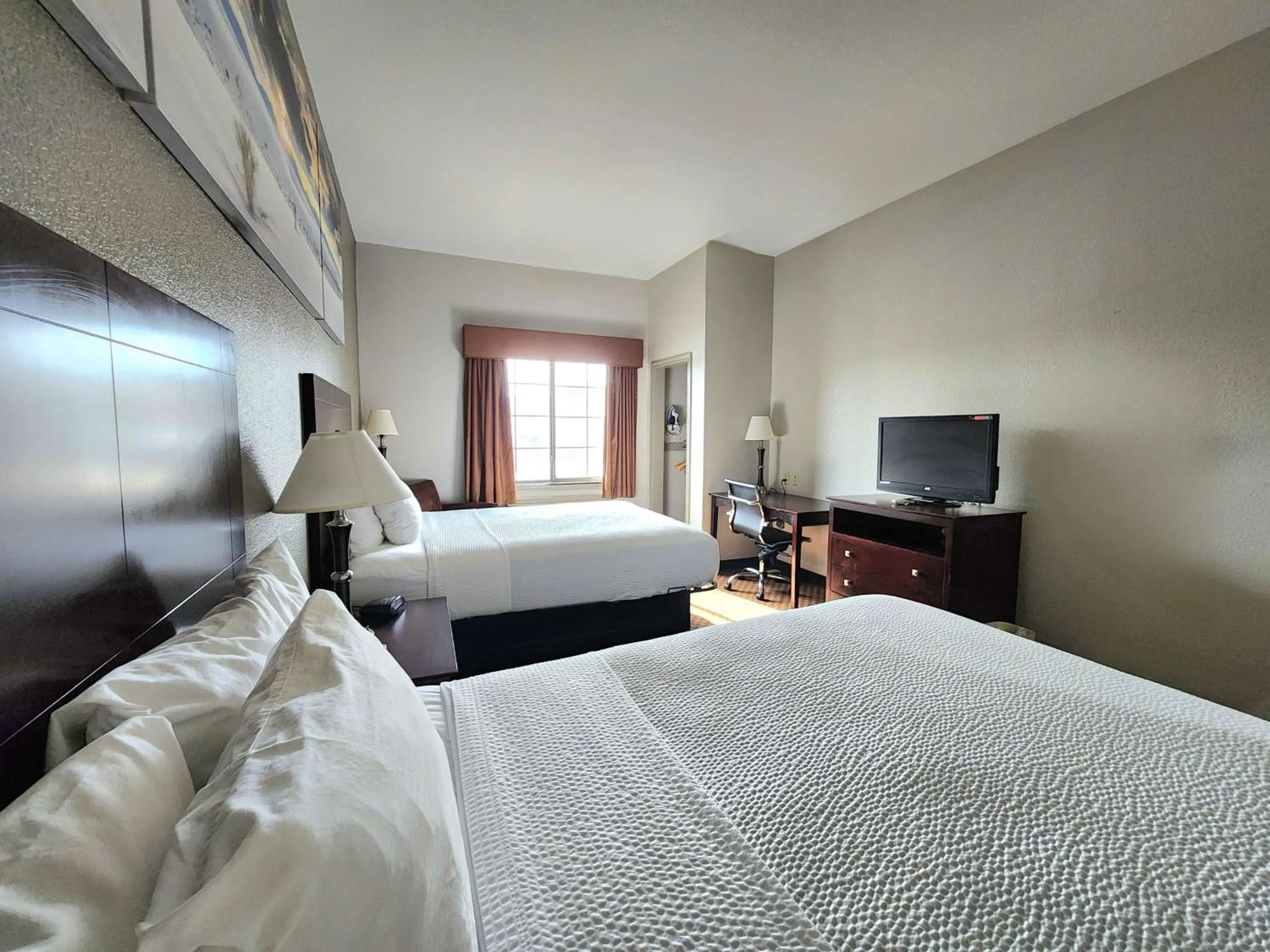 Photo of the whole room, Bed in Days Inn by Wyndham Kemah