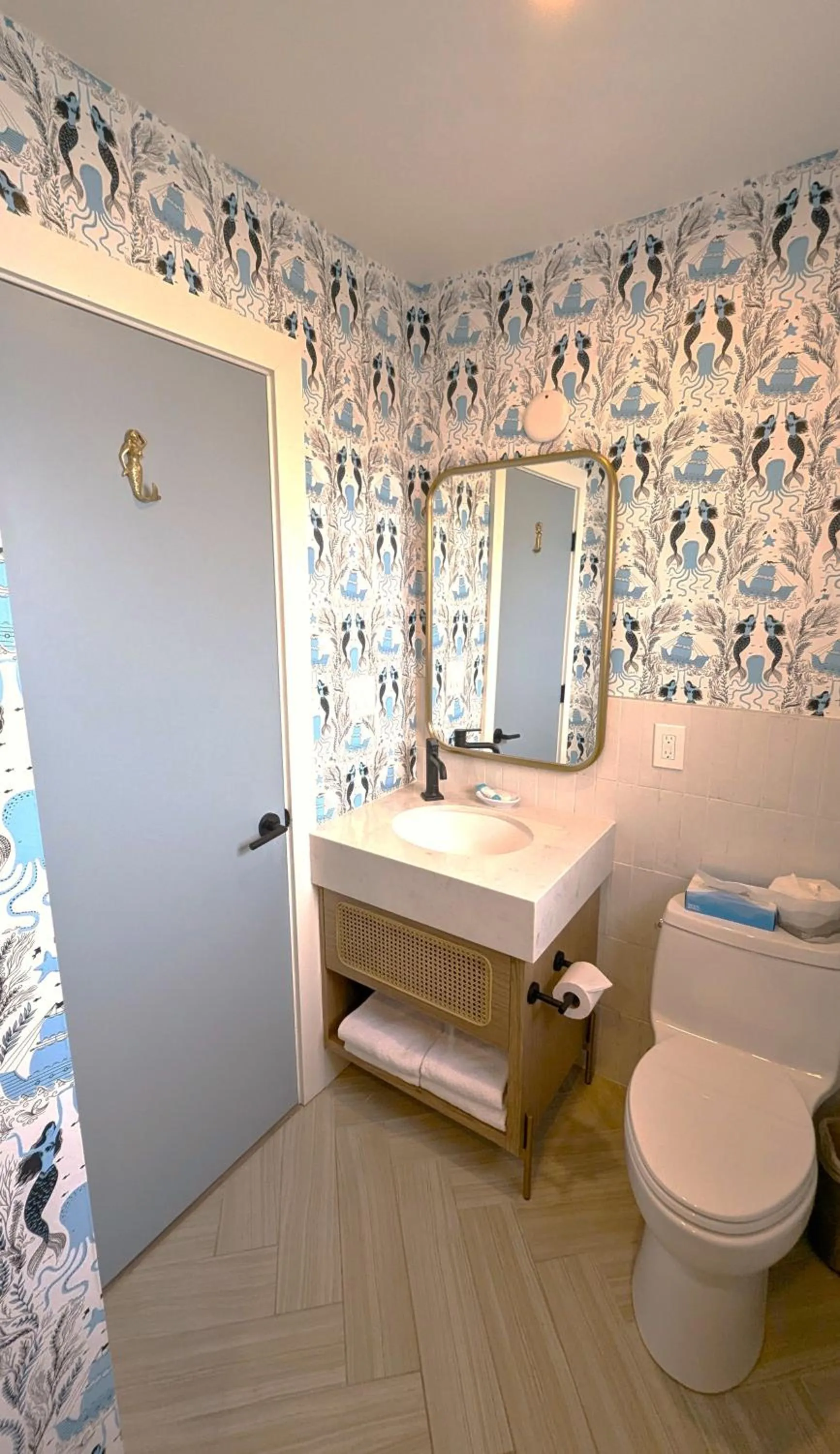 Bathroom, Bed in Seaway Inn