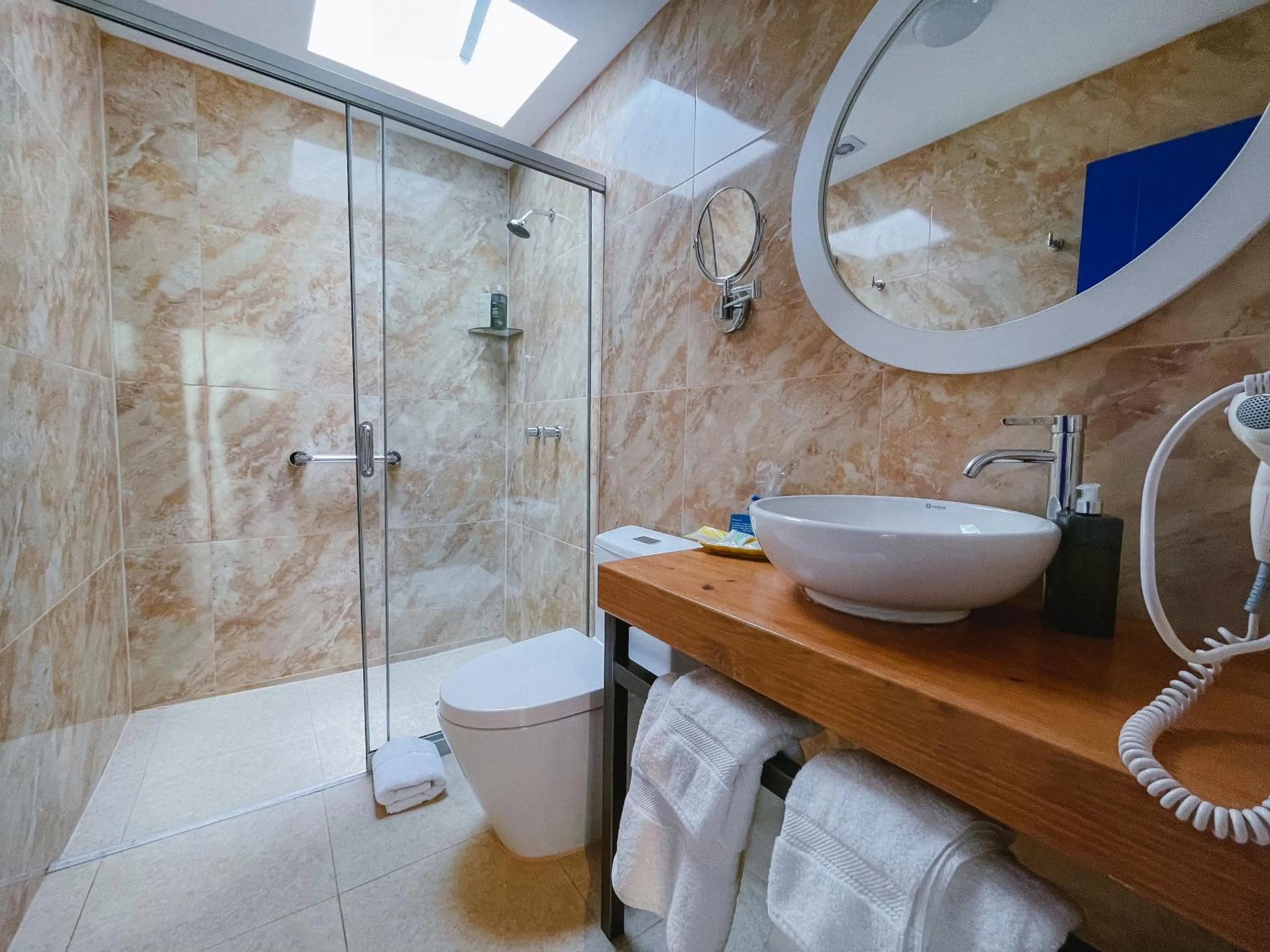 Shower in Cooper Hotel Boutique