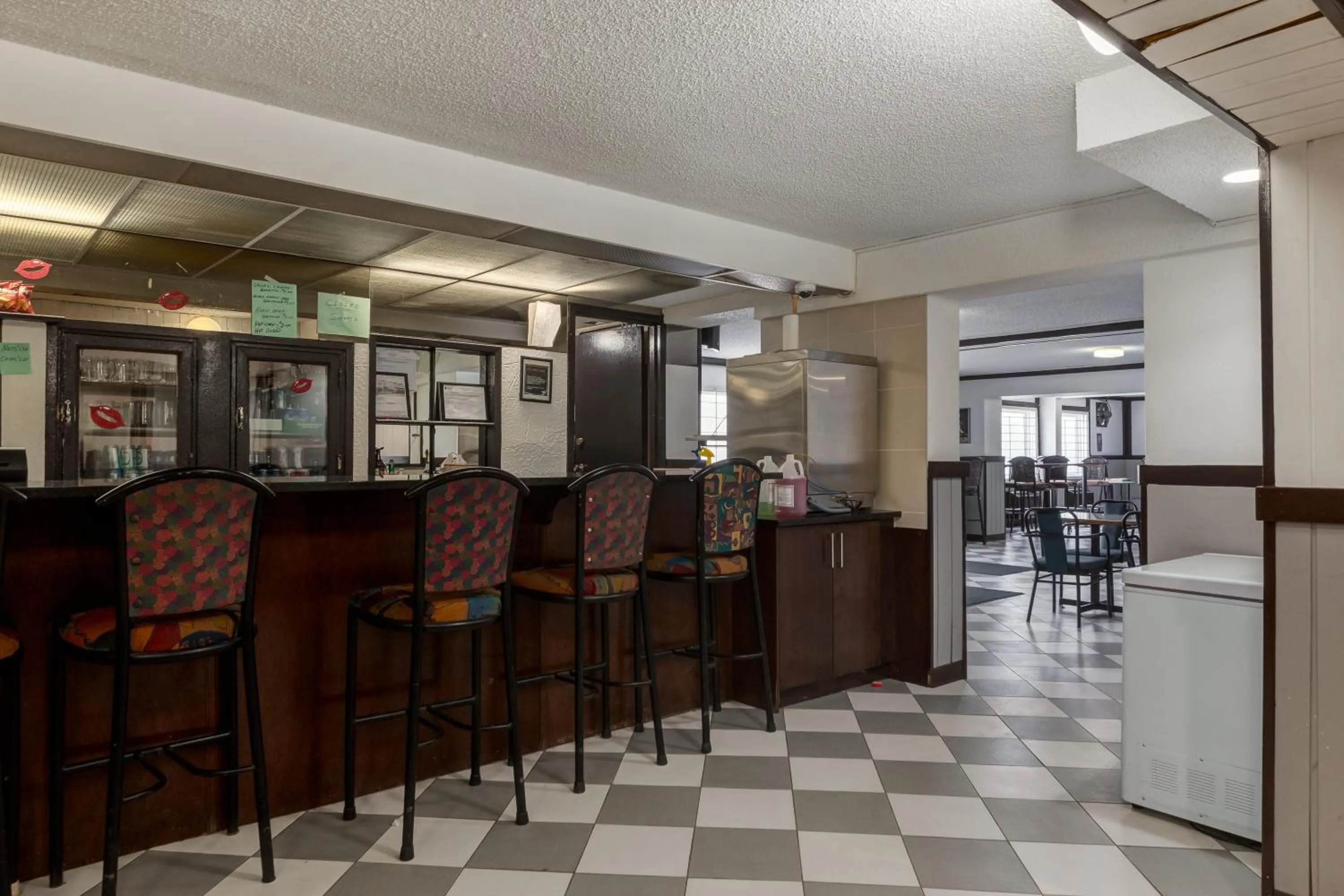 Restaurant/places to eat in Airport Traveller's Inn