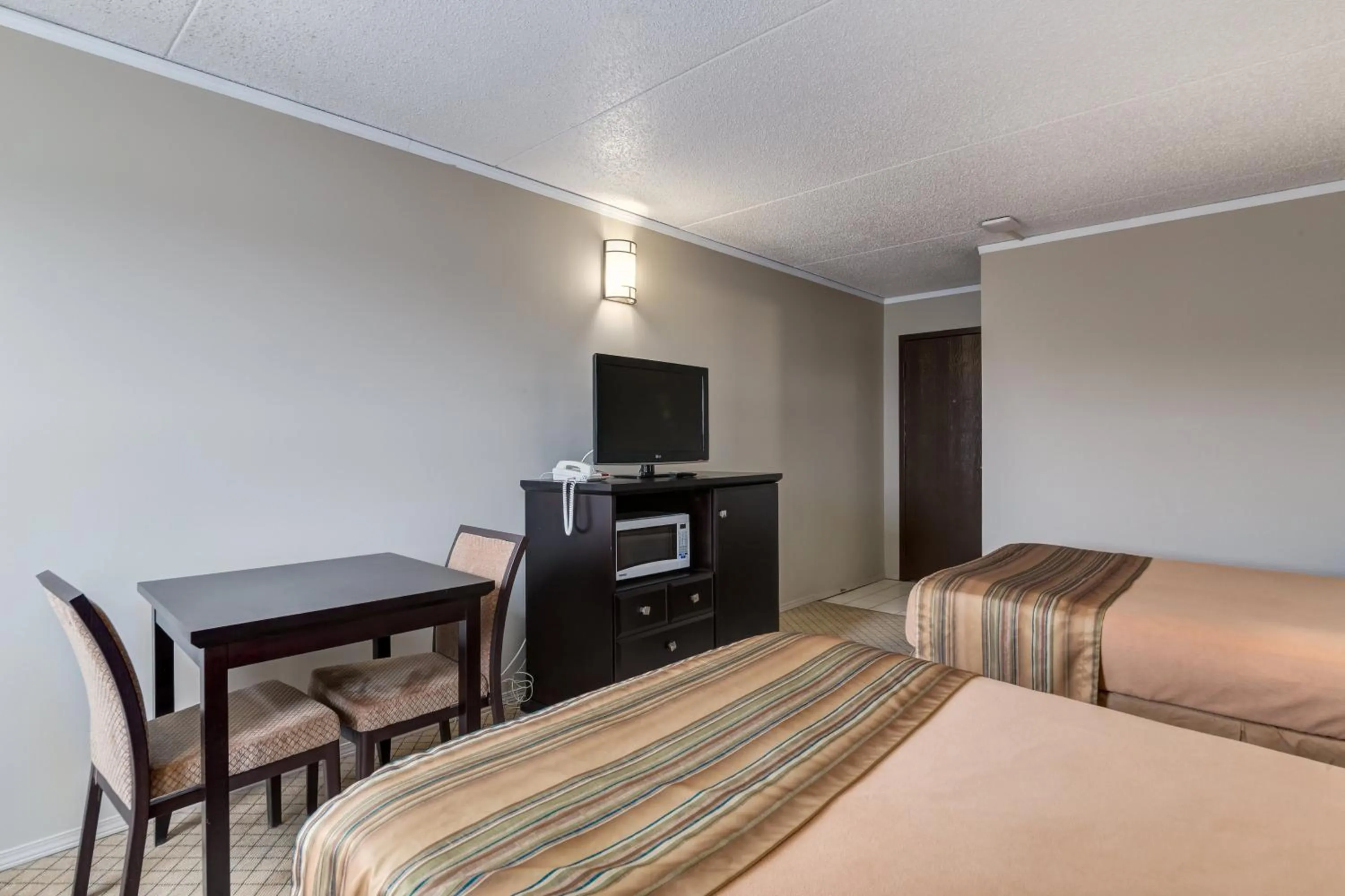 Photo of the whole room, Bed in Airport Traveller's Inn