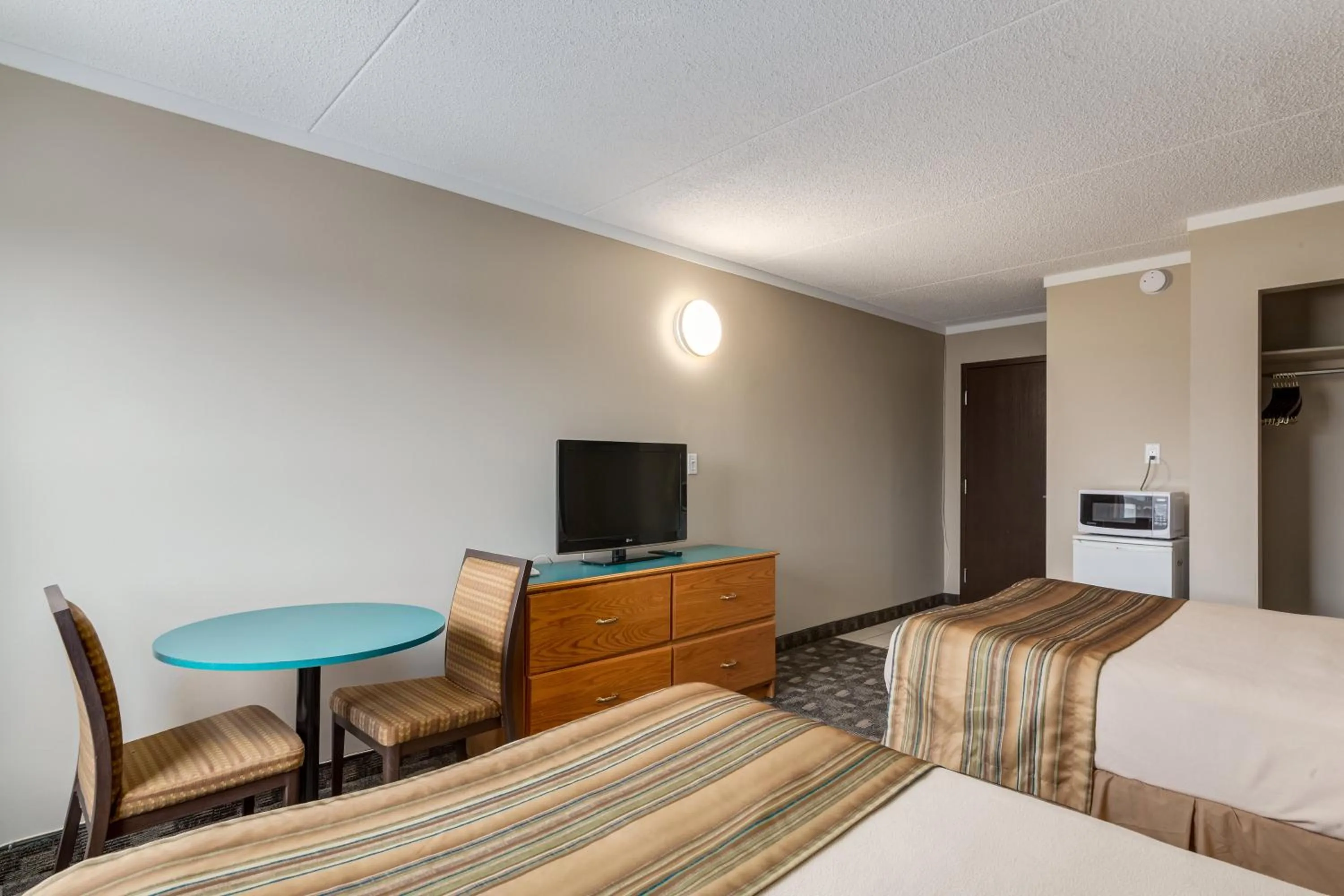 Photo of the whole room, Bed in Airport Traveller's Inn