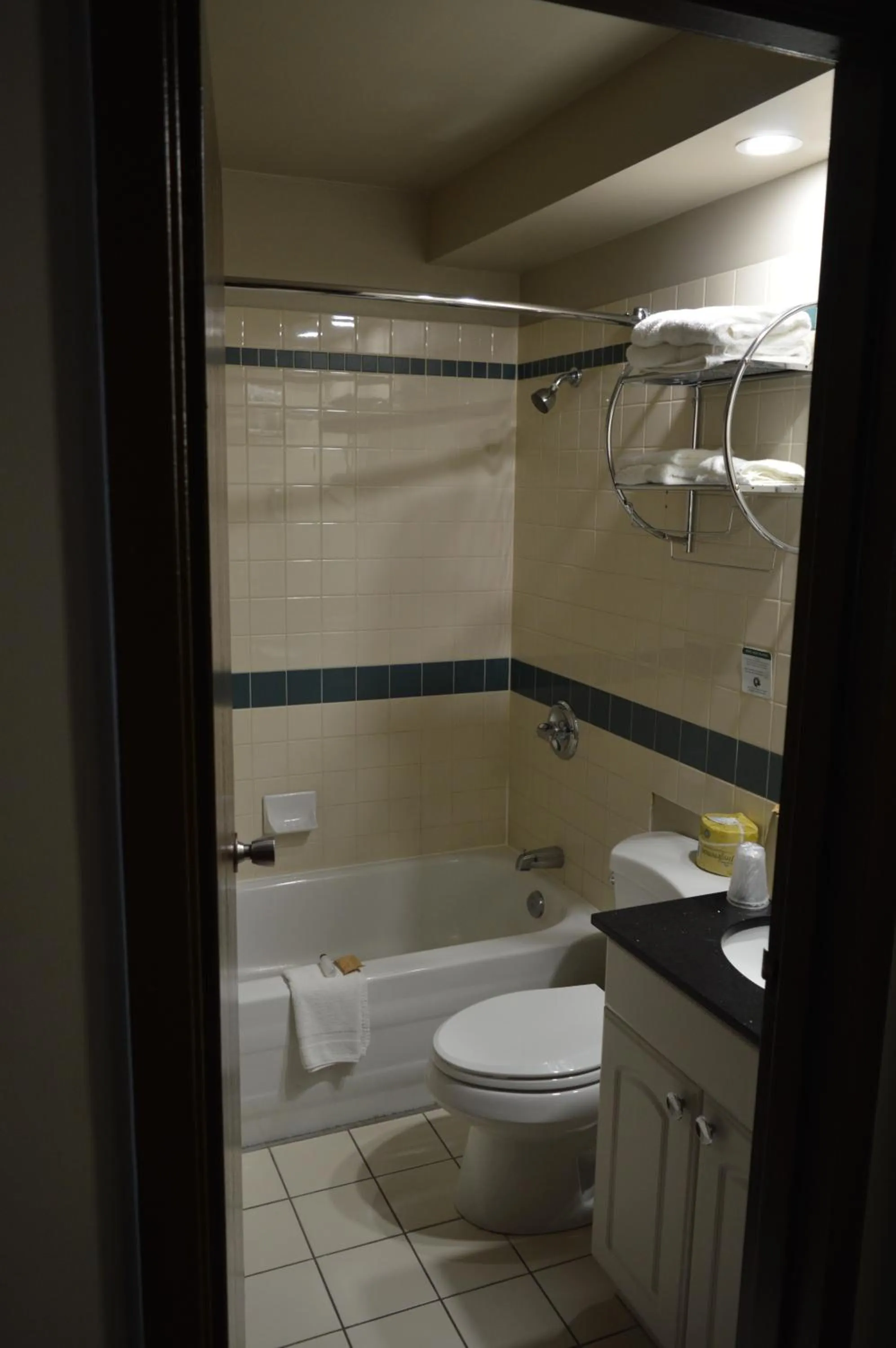 Bathroom in Airport Traveller's Inn