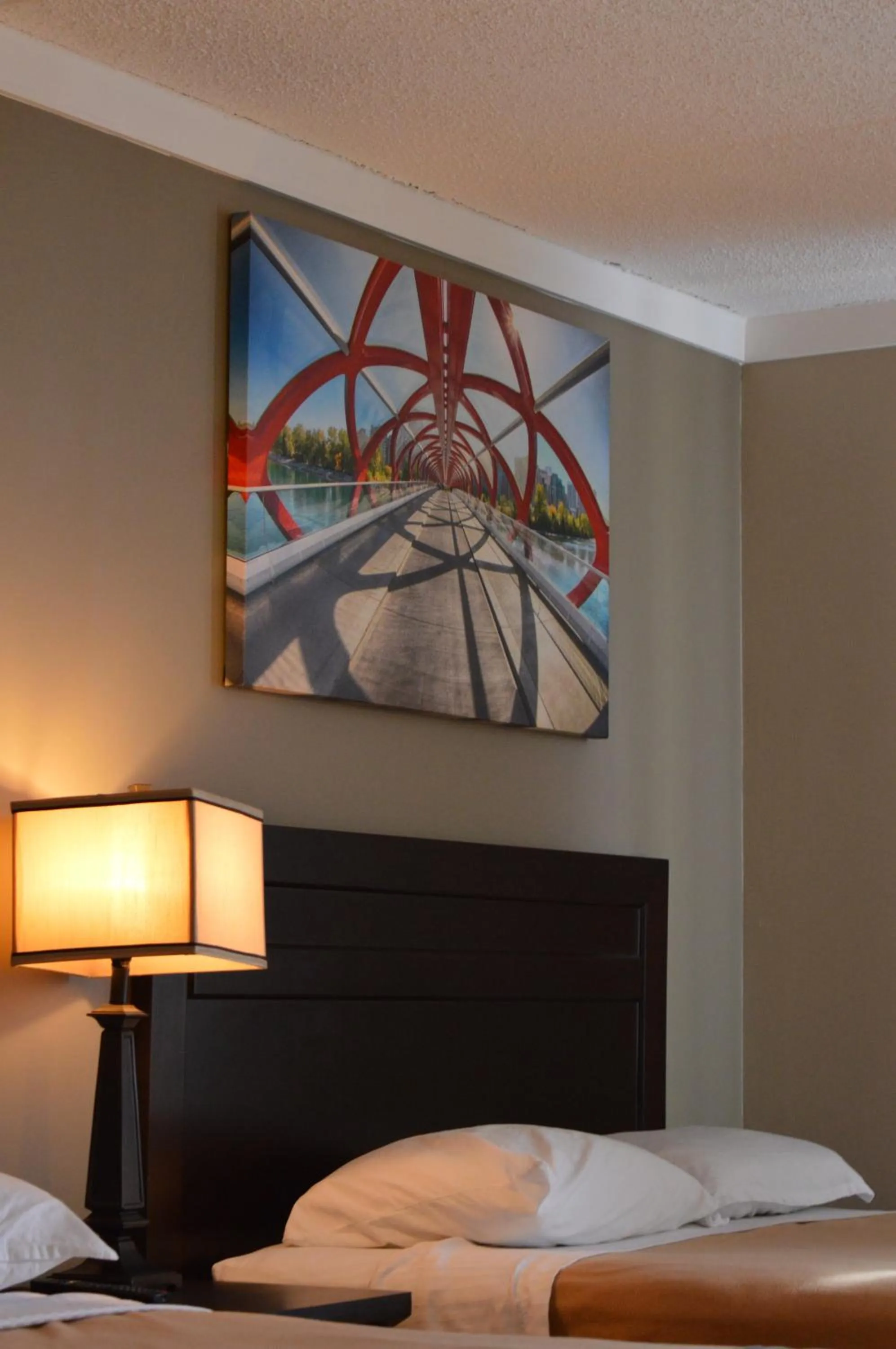 Bedroom, Bed in Airport Traveller's Inn