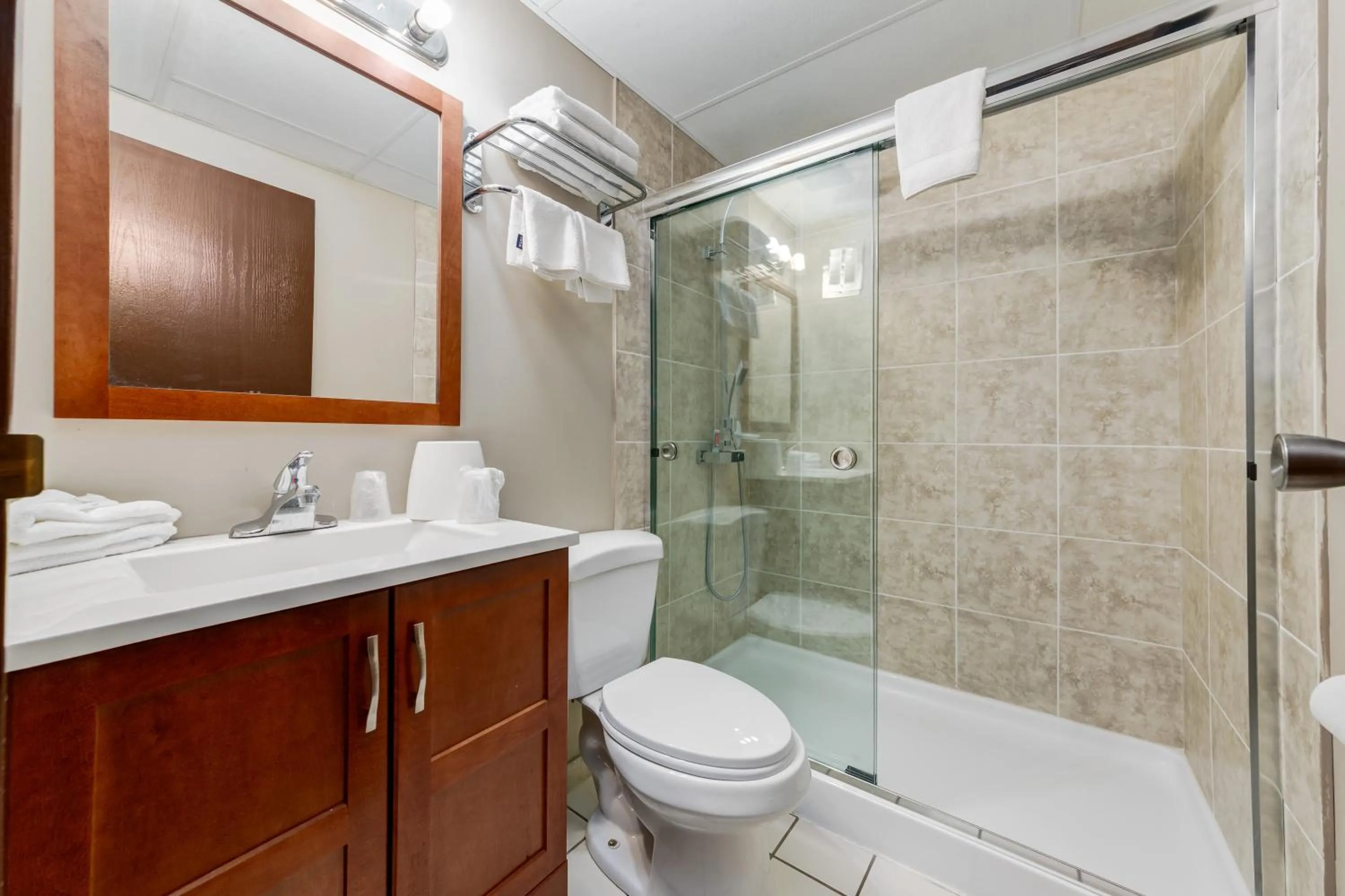 Bathroom in Airport Traveller's Inn