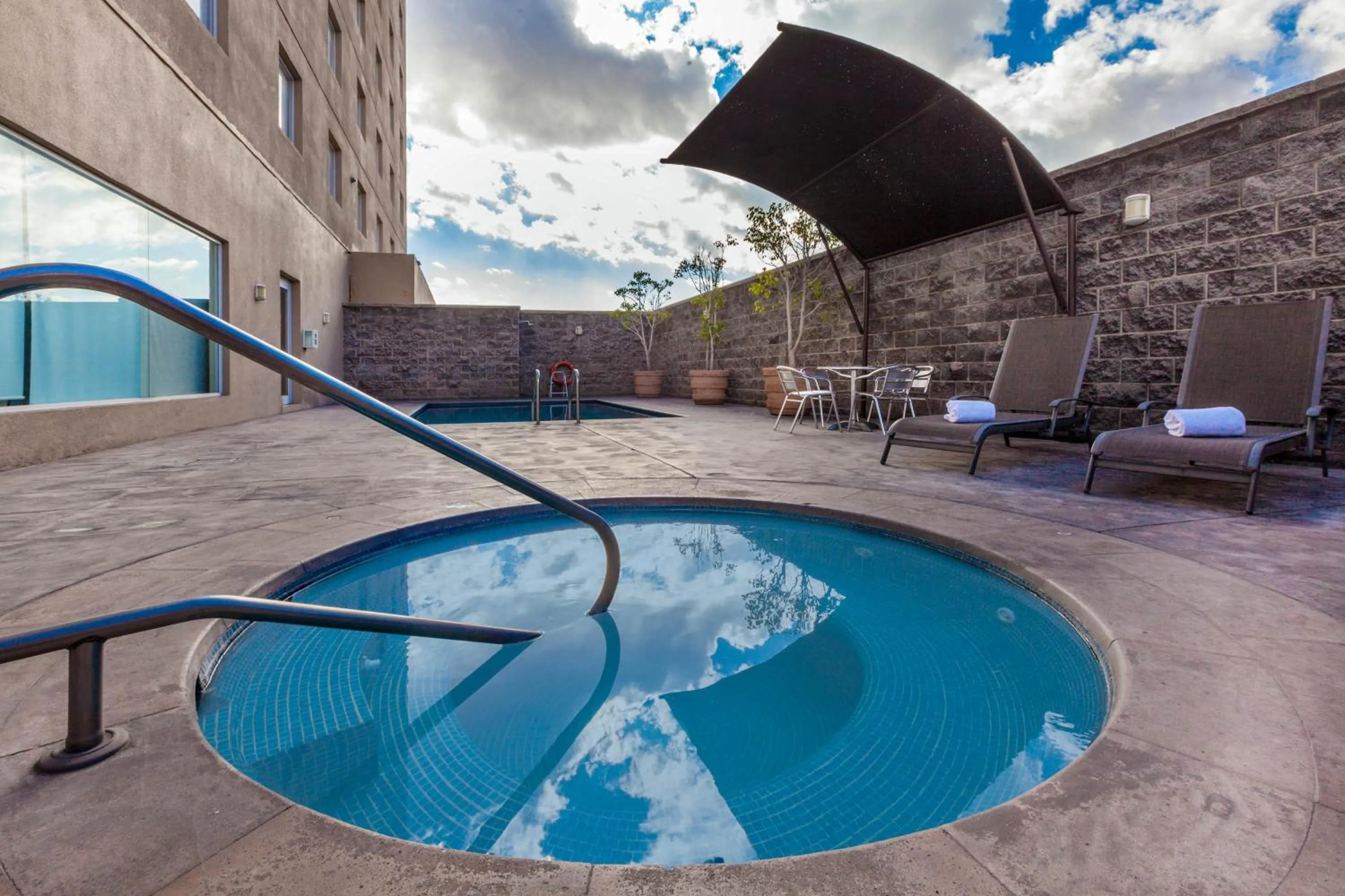 Swimming pool in La Quinta by Wyndham San Luis Potosi