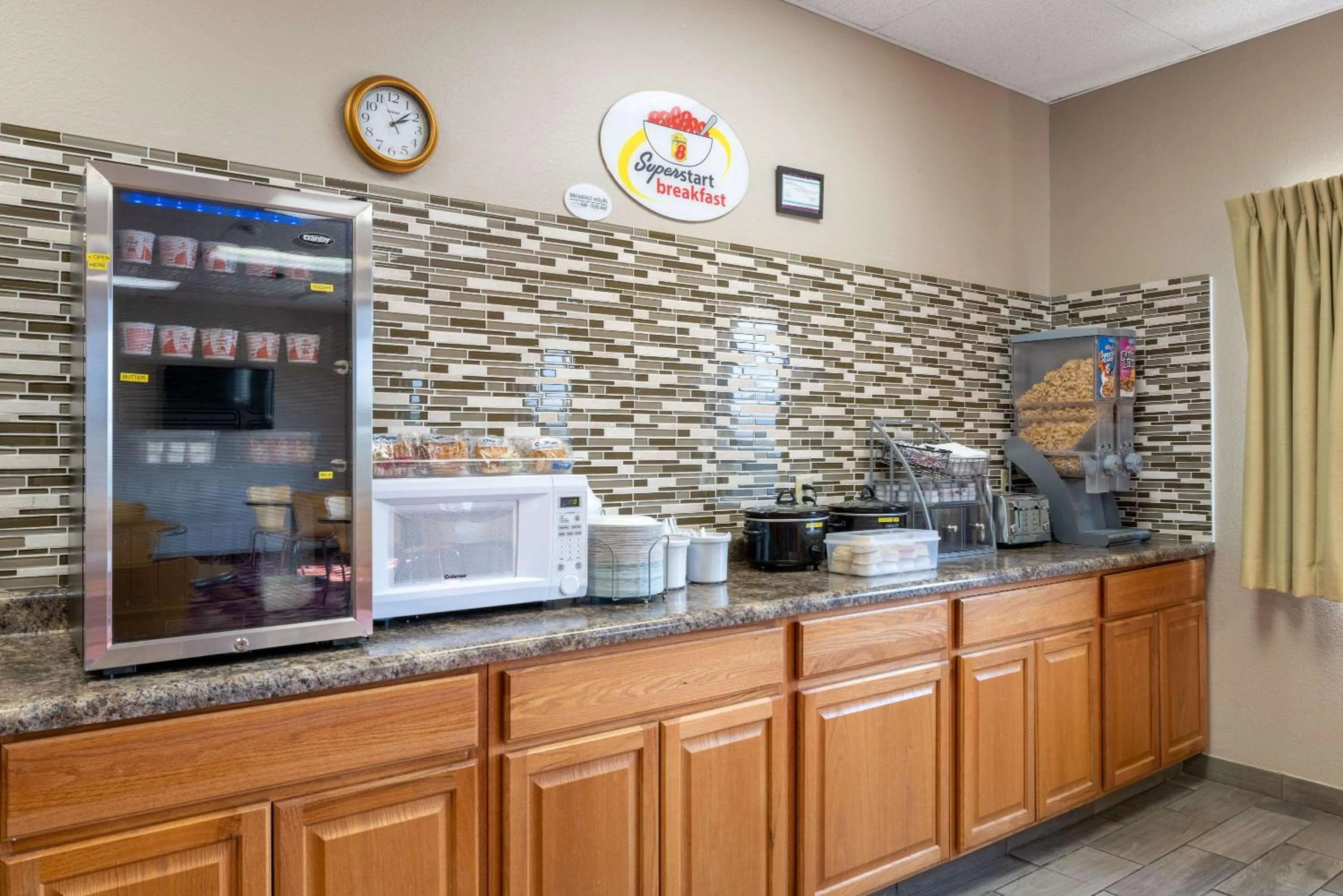 Restaurant/places to eat in Super 8 by Wyndham O Neill NE