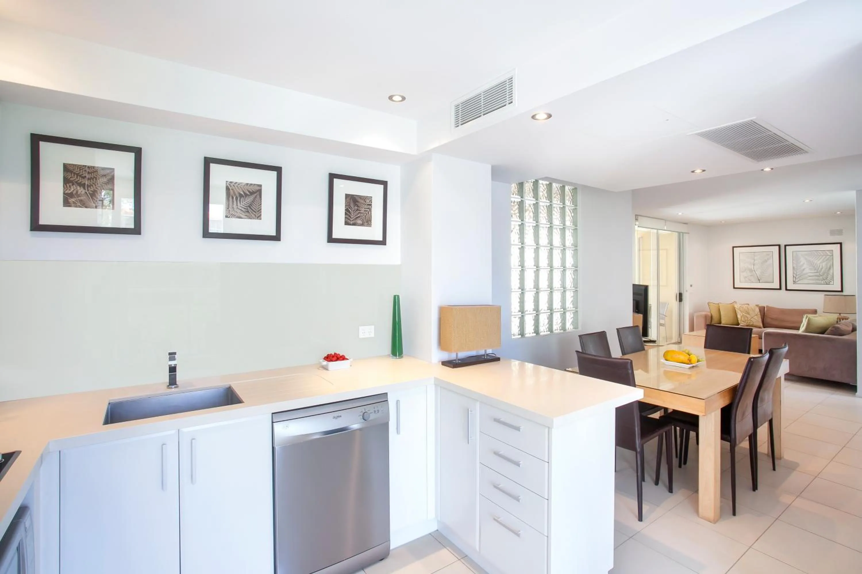 Kitchen or kitchenette in Maison Noosa