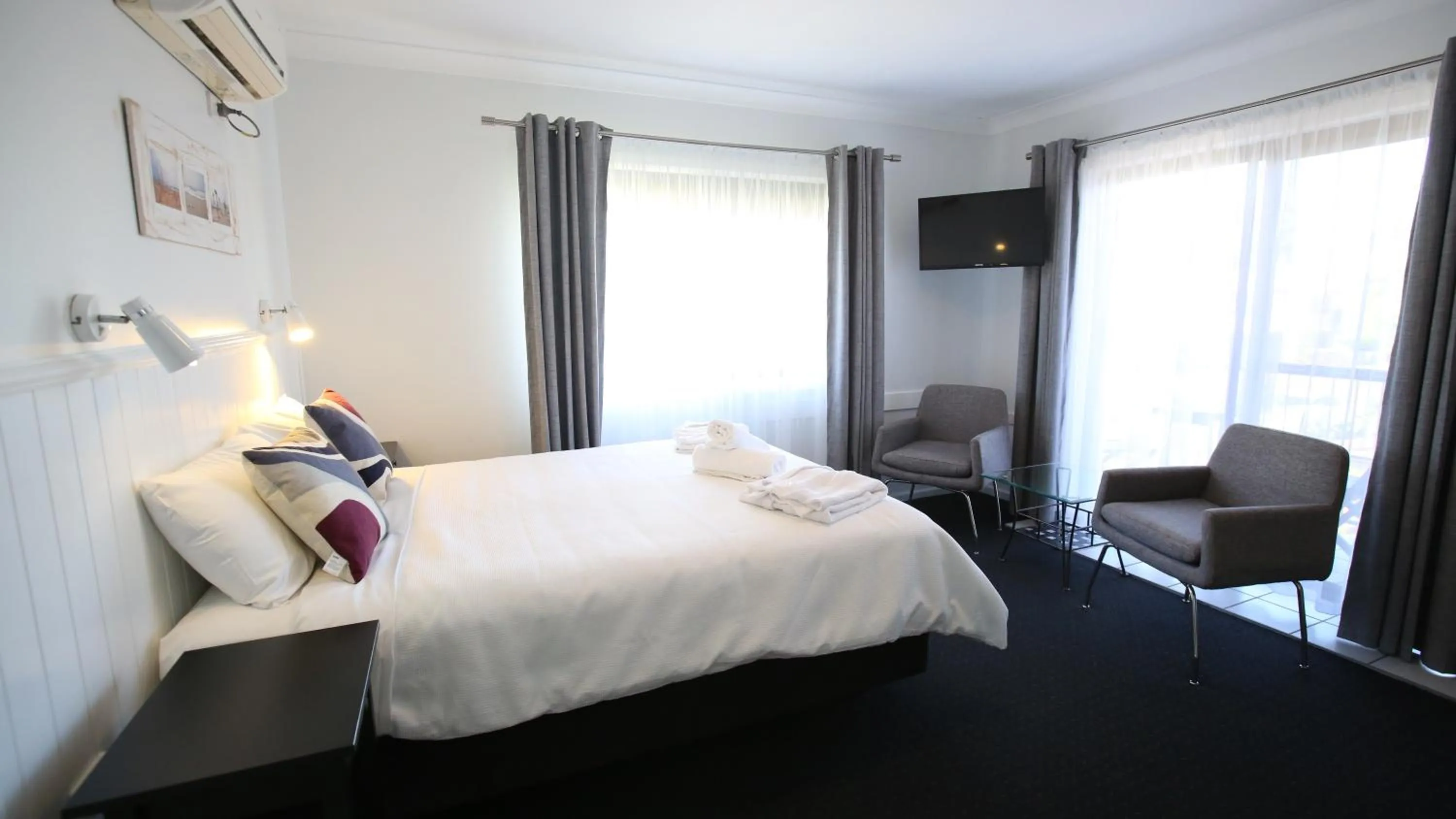 Bedroom, Bed in Hawks Nest Motel