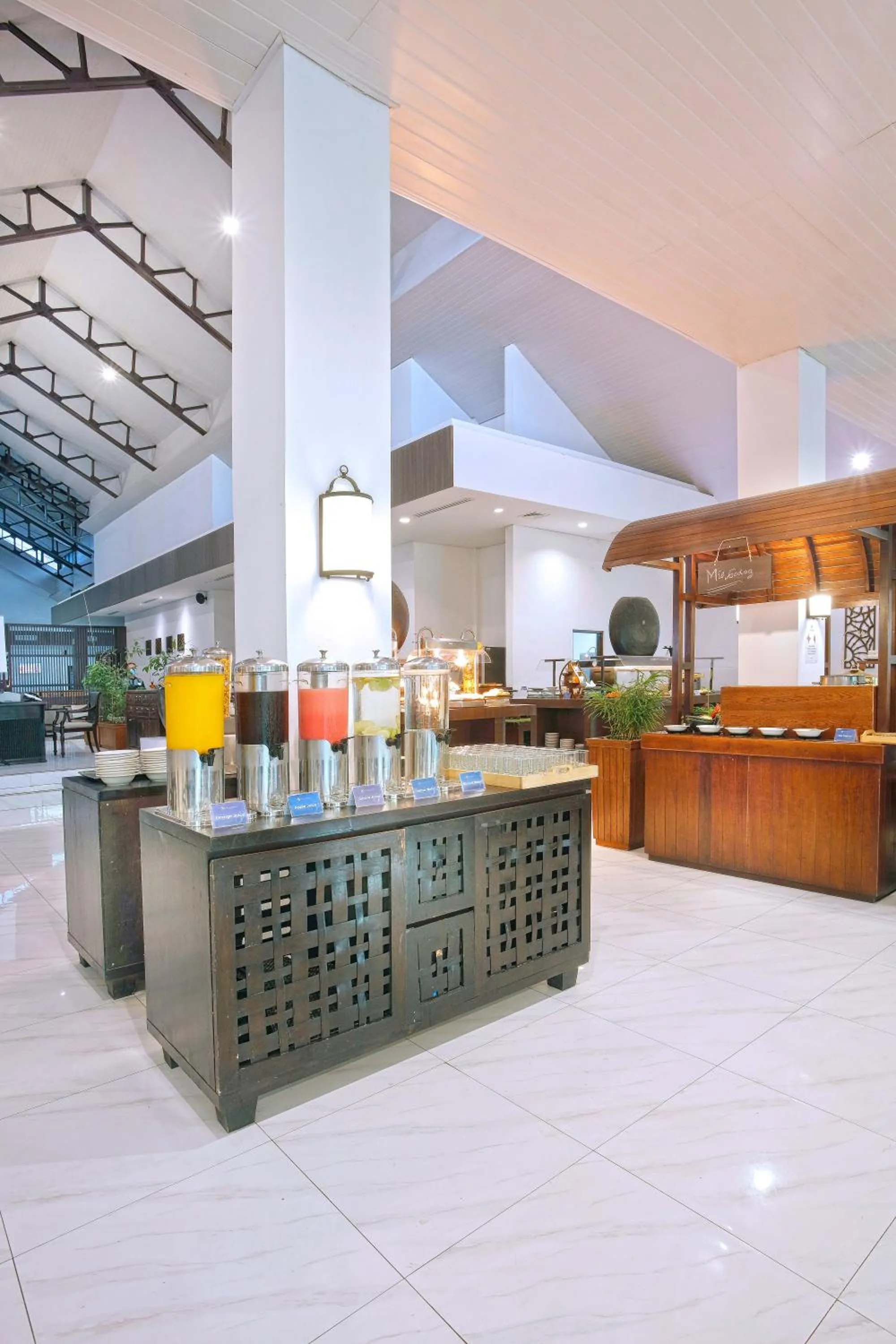 Restaurant/places to eat in Lido Lake Resort by MNC Hotel