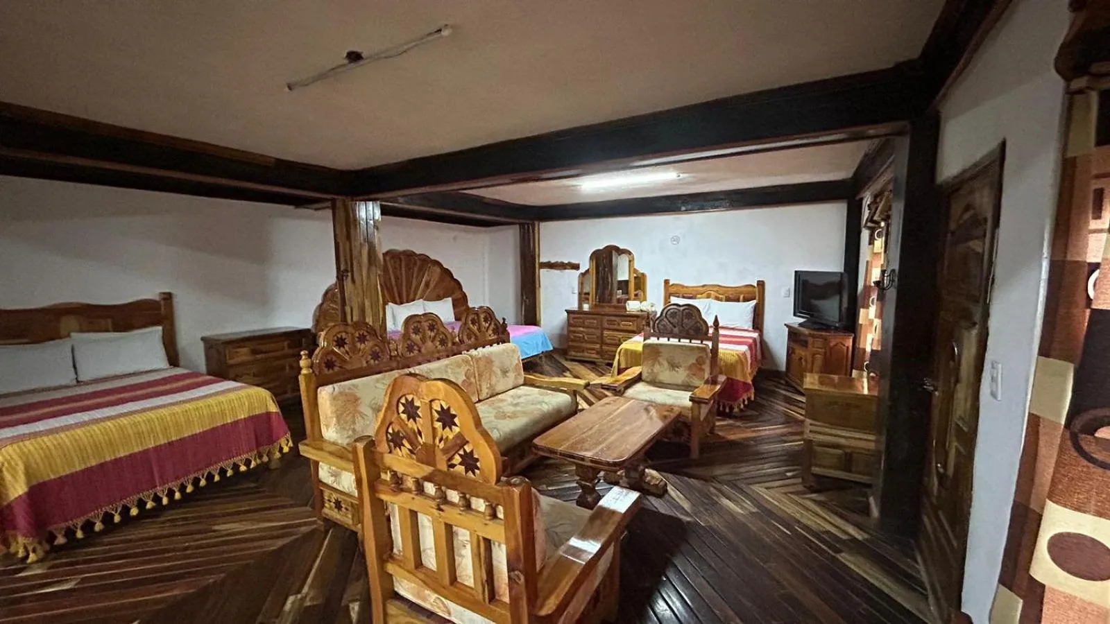 Photo of the whole room, Bed in Hotel Colonial Taxco