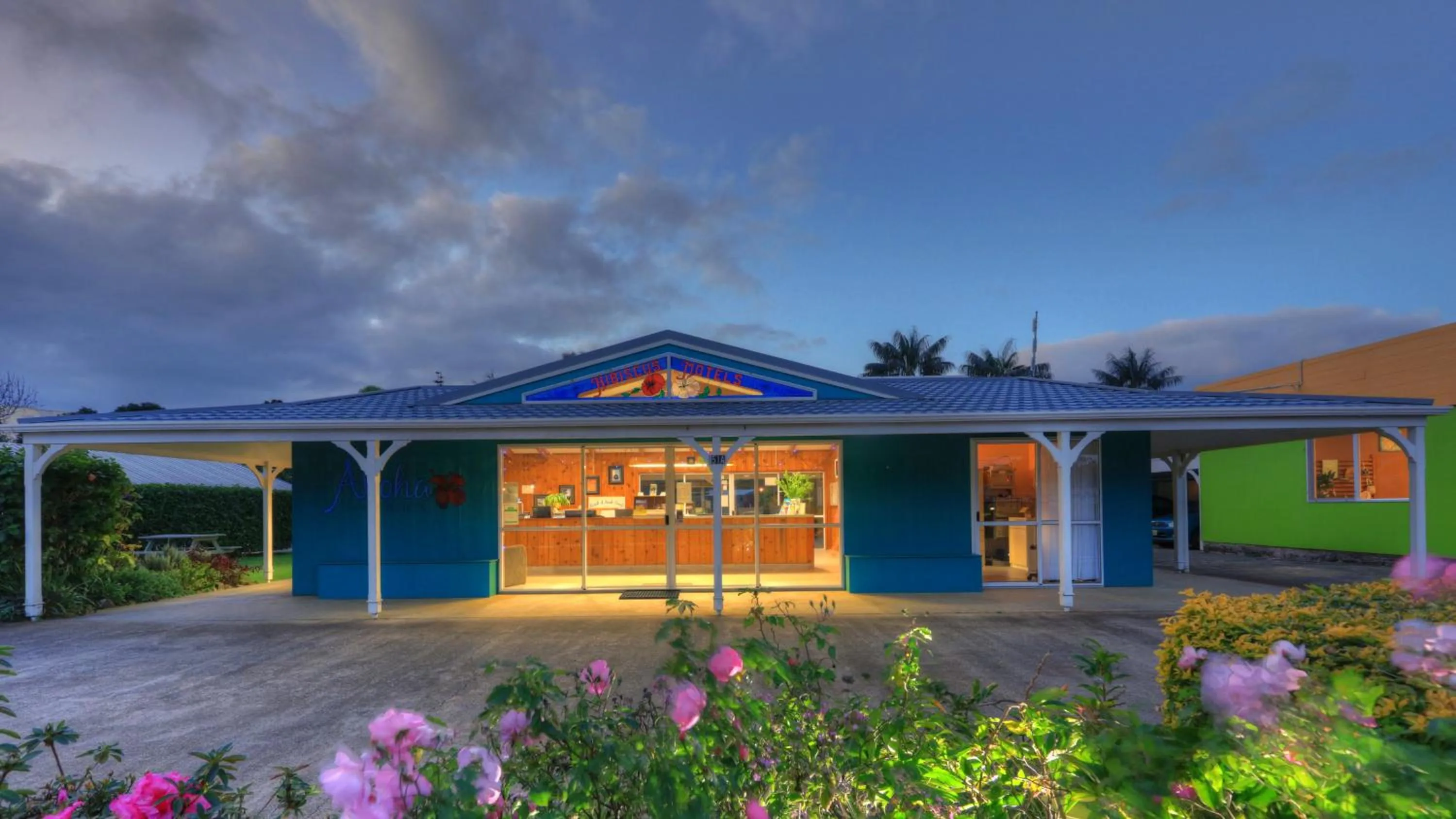 Facade/entrance in Aloha Apartments