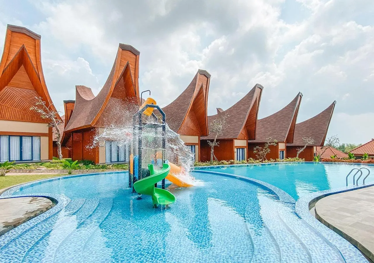 Swimming pool in Shanaya Resort Malang