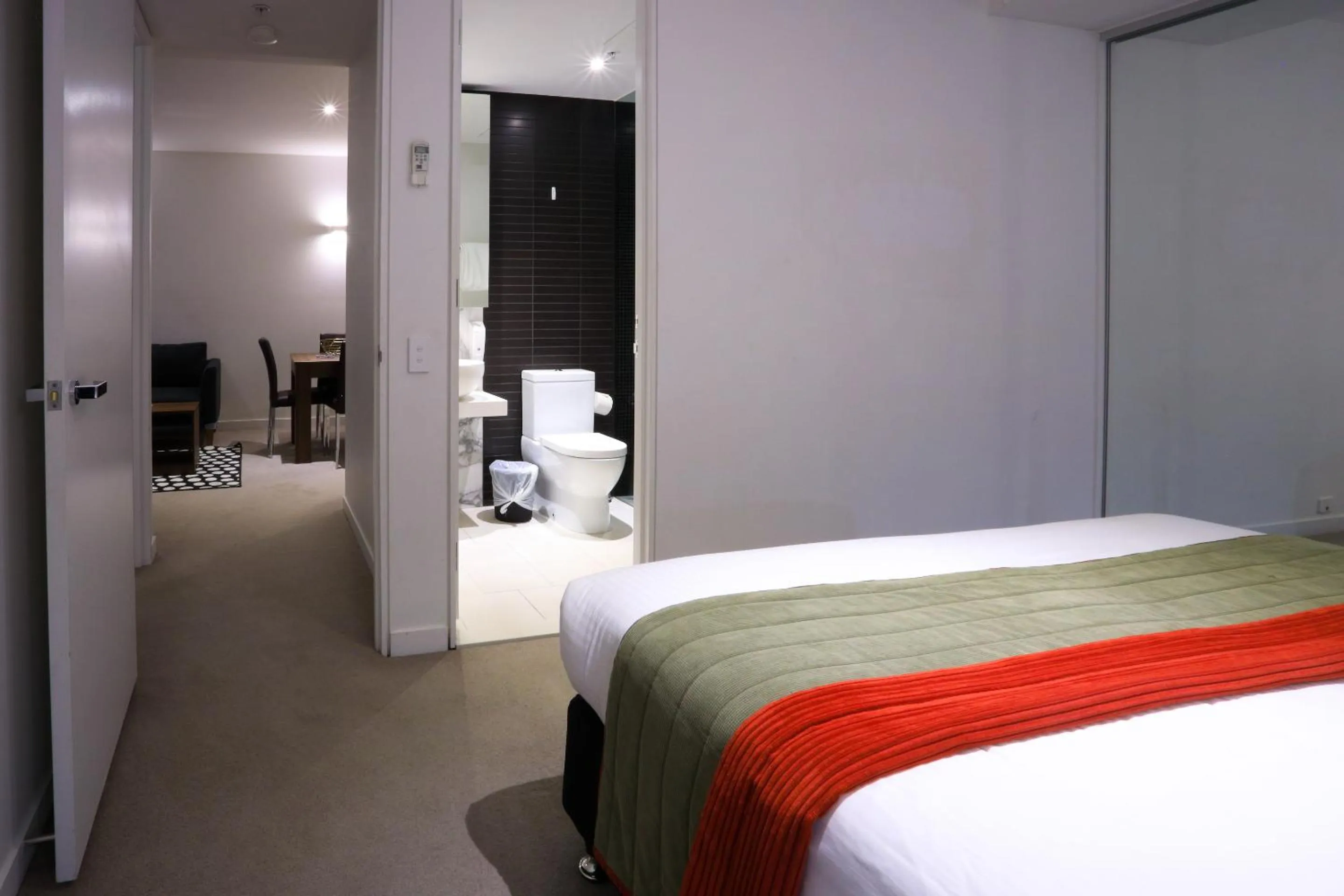 Bedroom, Bed in Flinders Street Apartments