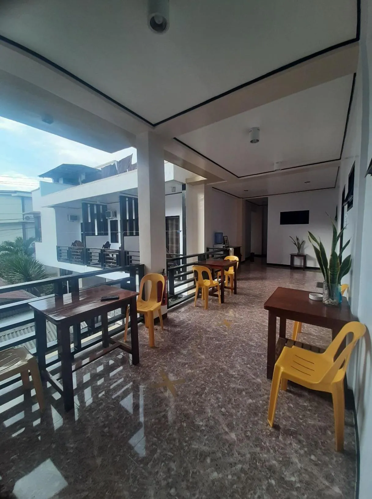 Communal lounge/ TV room in Devayn's Inn