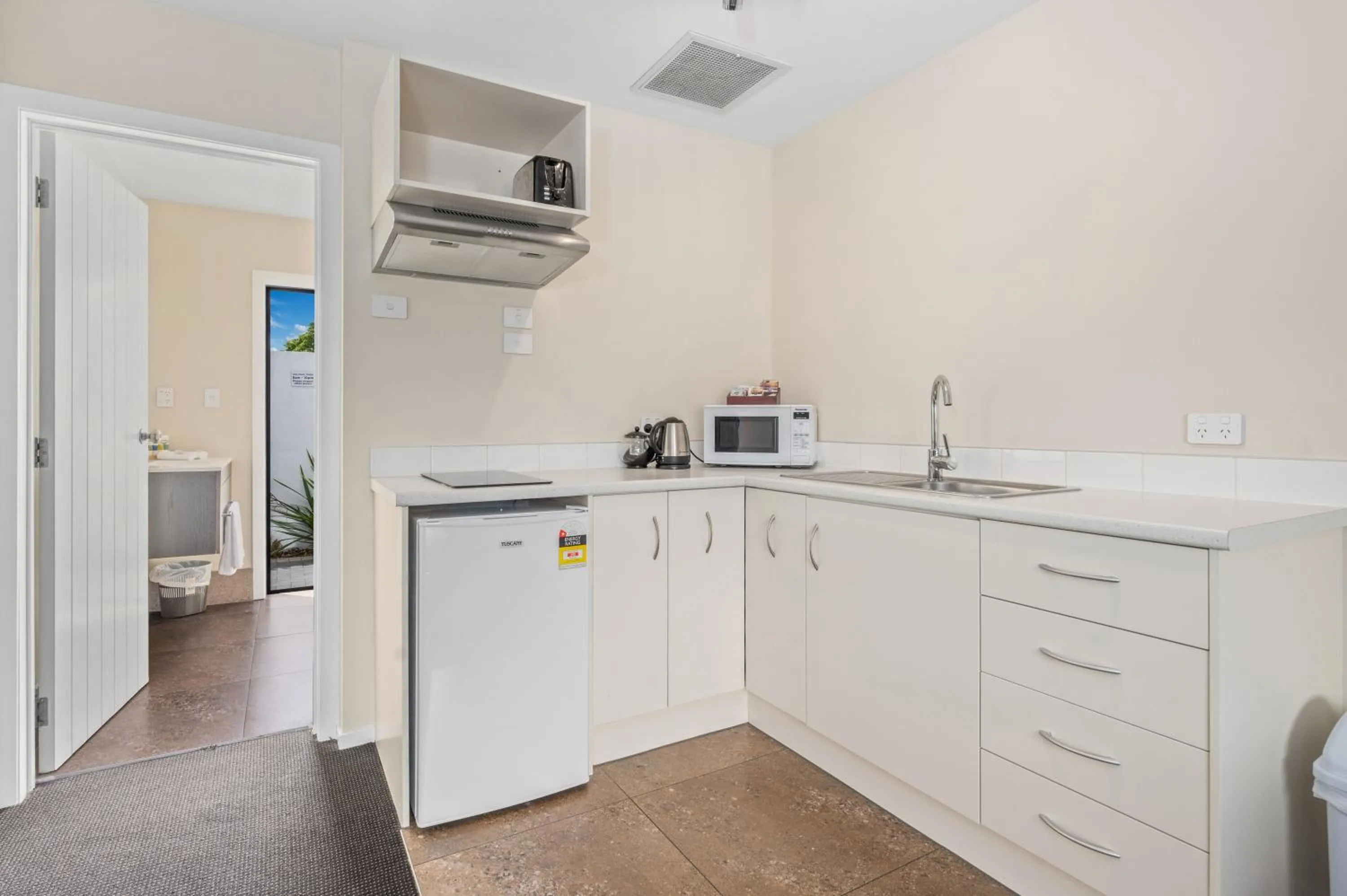 Kitchen or kitchenette in ASURE Rotorua International Motor Inn