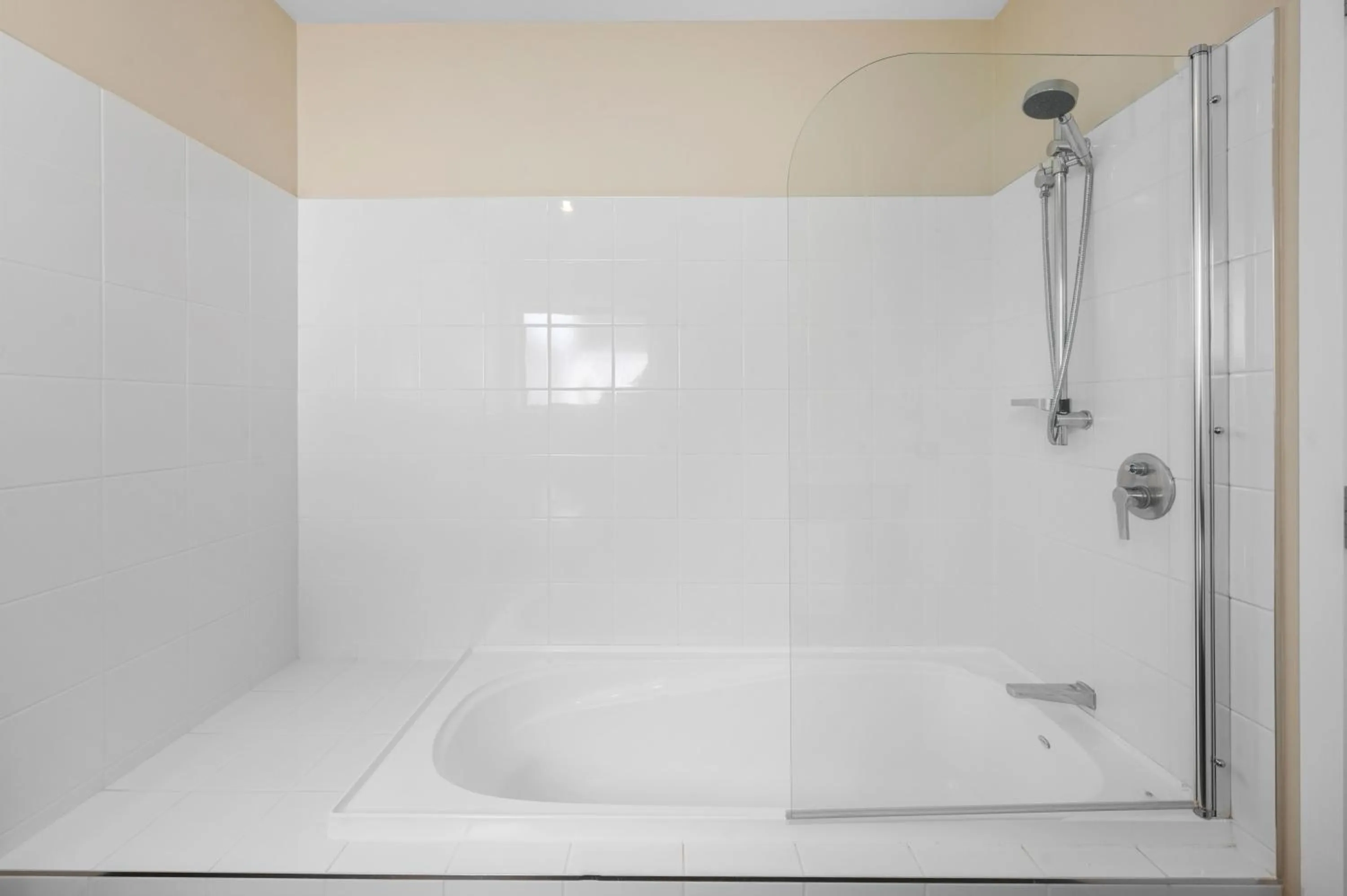 Bath in ASURE Rotorua International Motor Inn