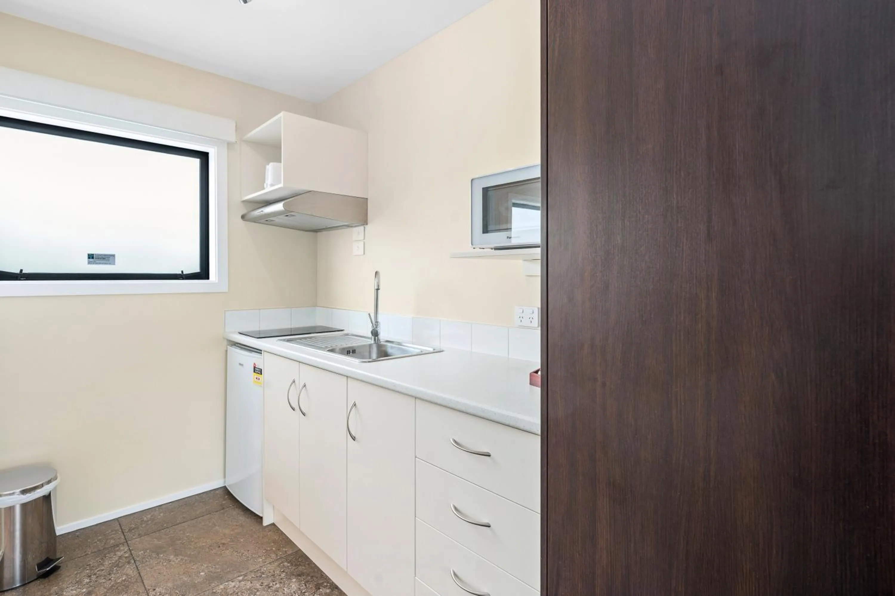 Kitchen or kitchenette in ASURE Rotorua International Motor Inn