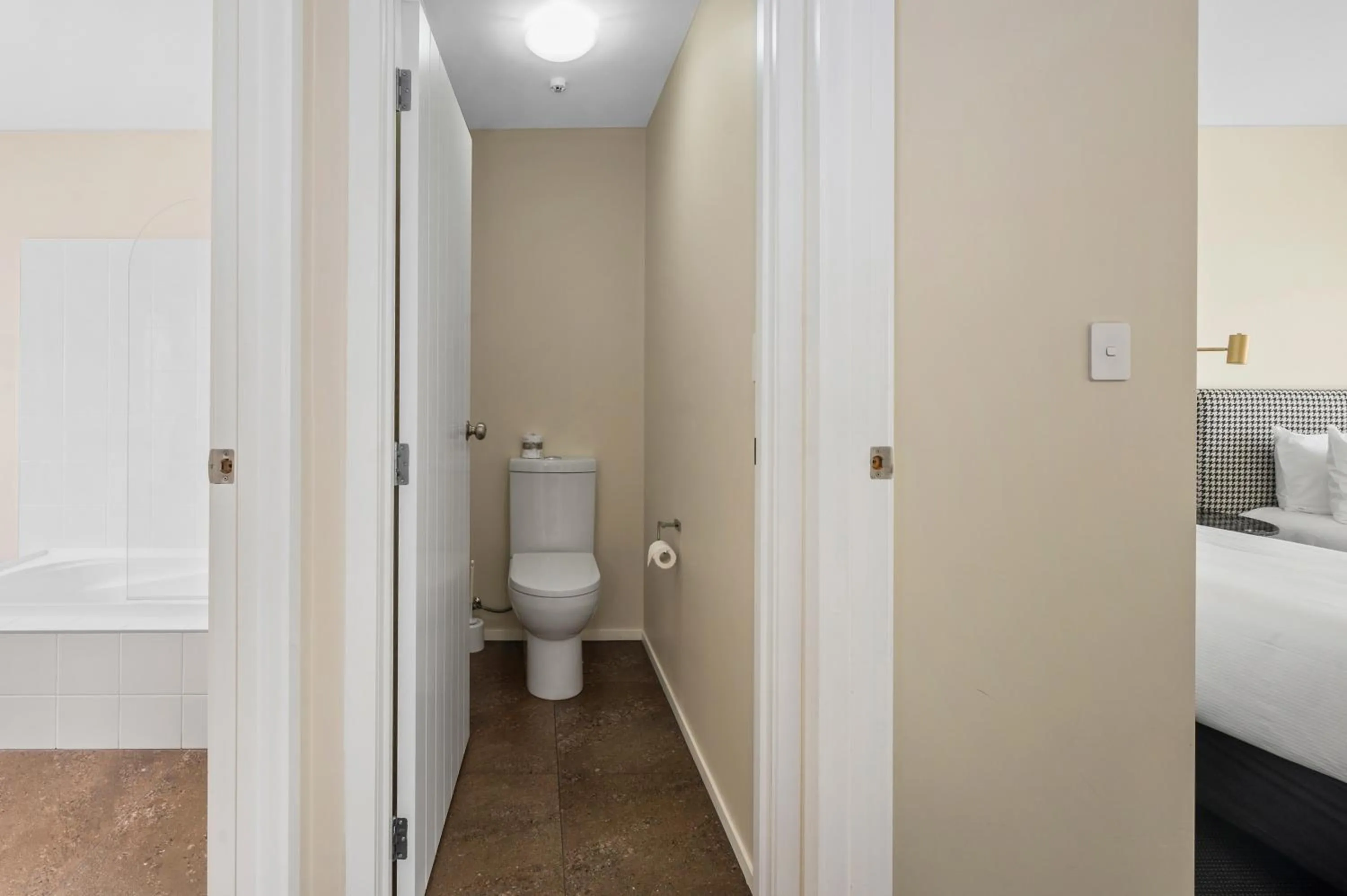 Toilet, Bed in ASURE Rotorua International Motor Inn