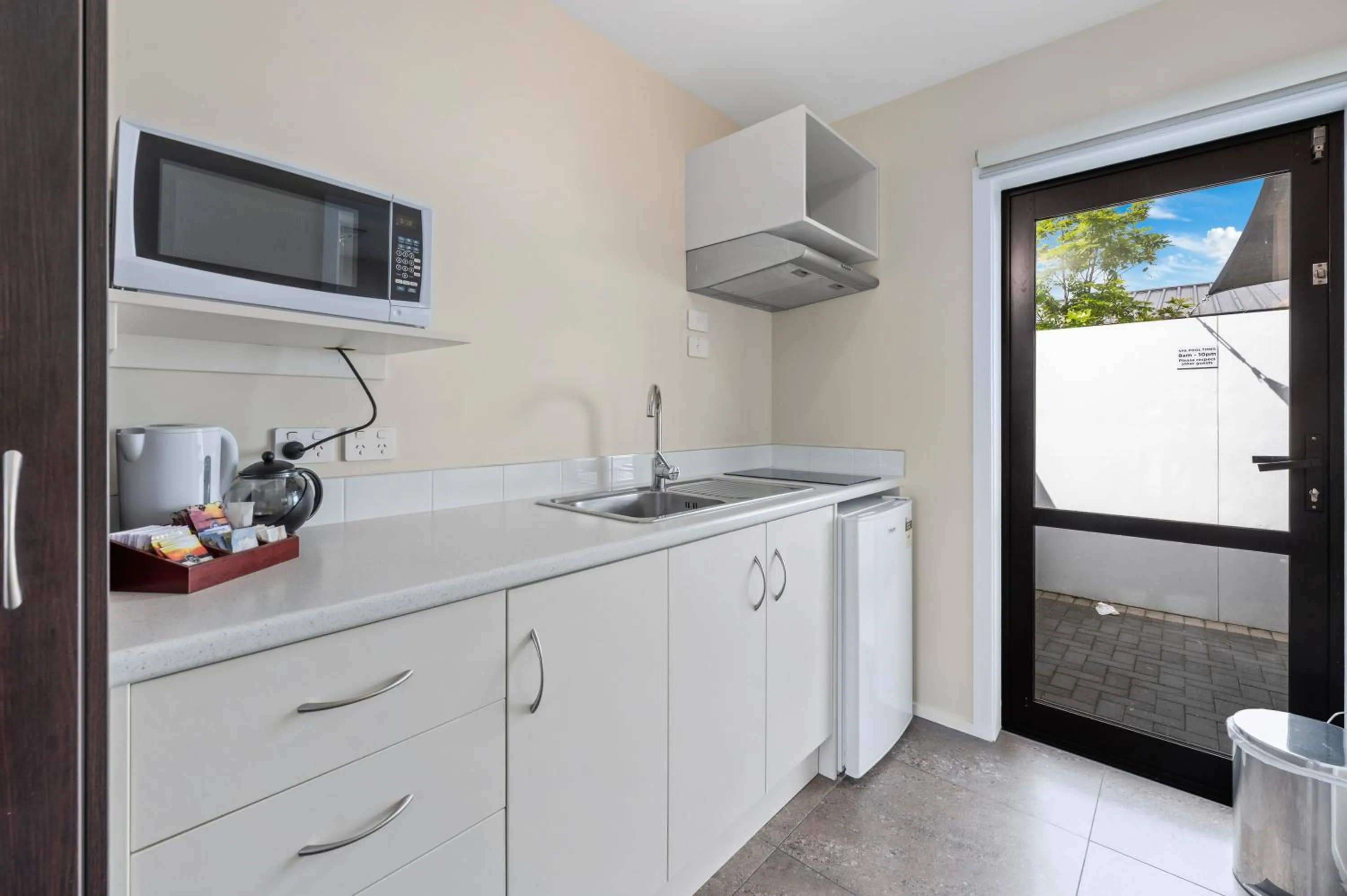 Kitchen or kitchenette in ASURE Rotorua International Motor Inn