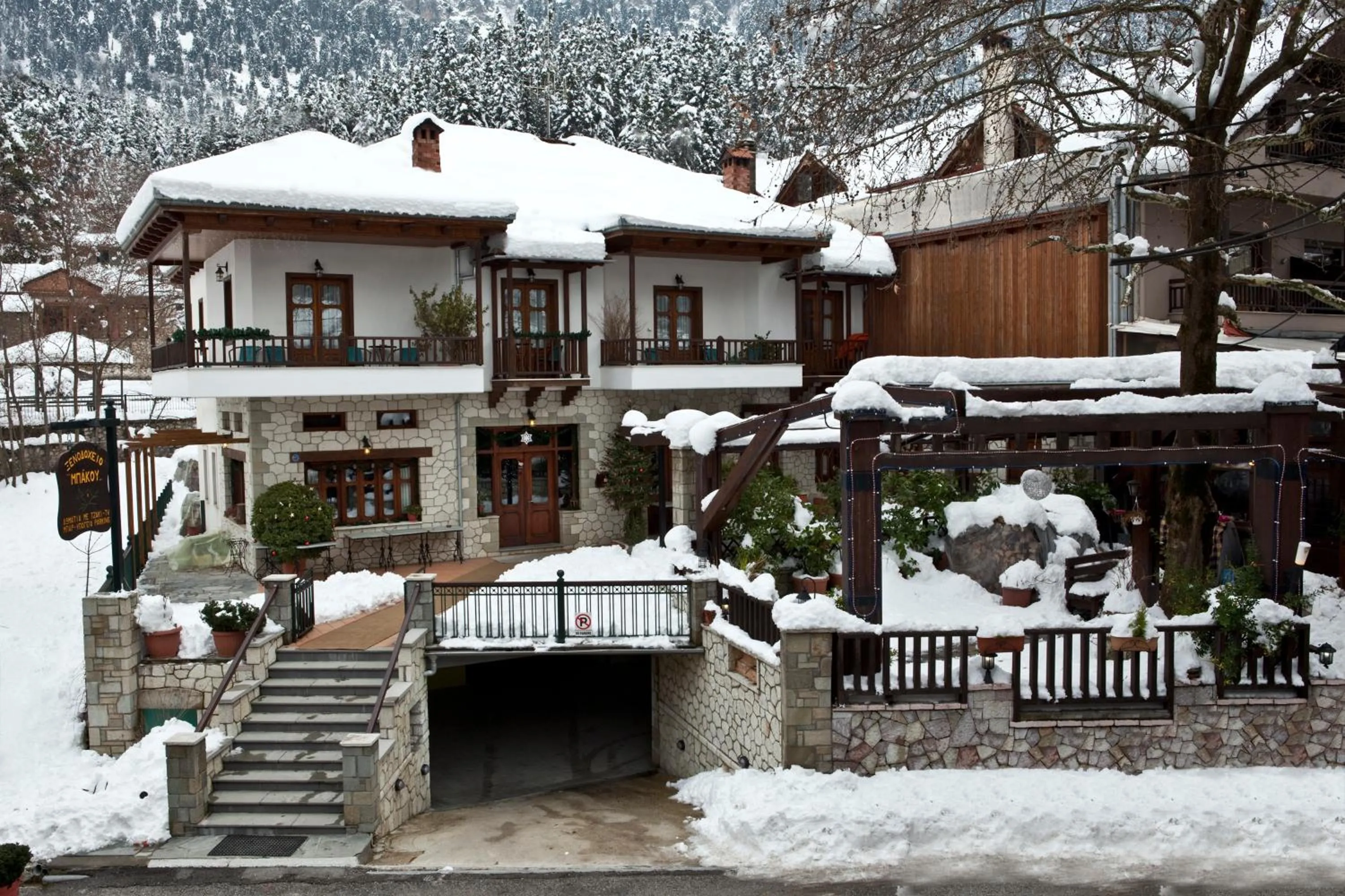 Facade/entrance in Hotel Mpakou