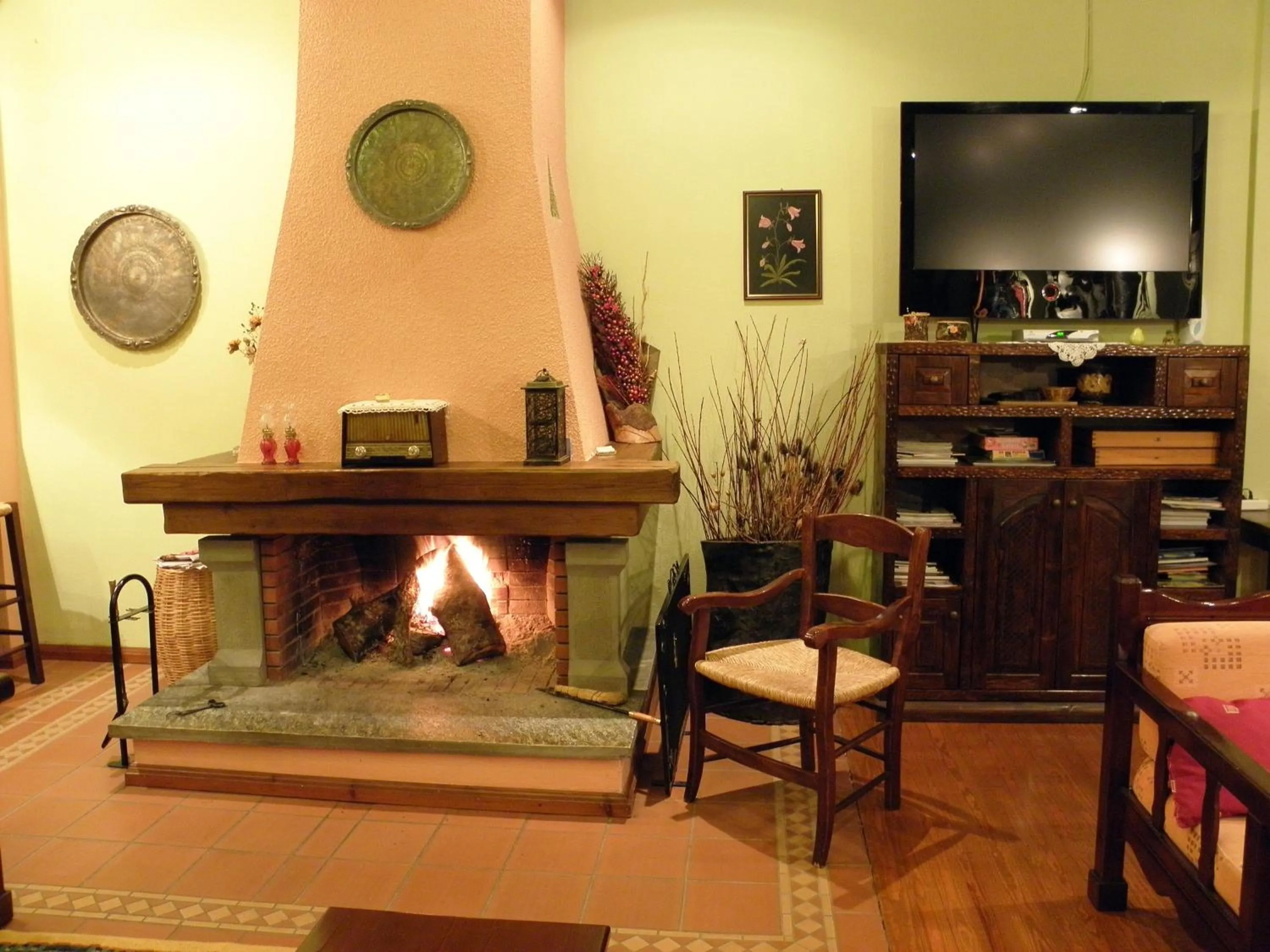 TV and multimedia in Hotel Mpakou