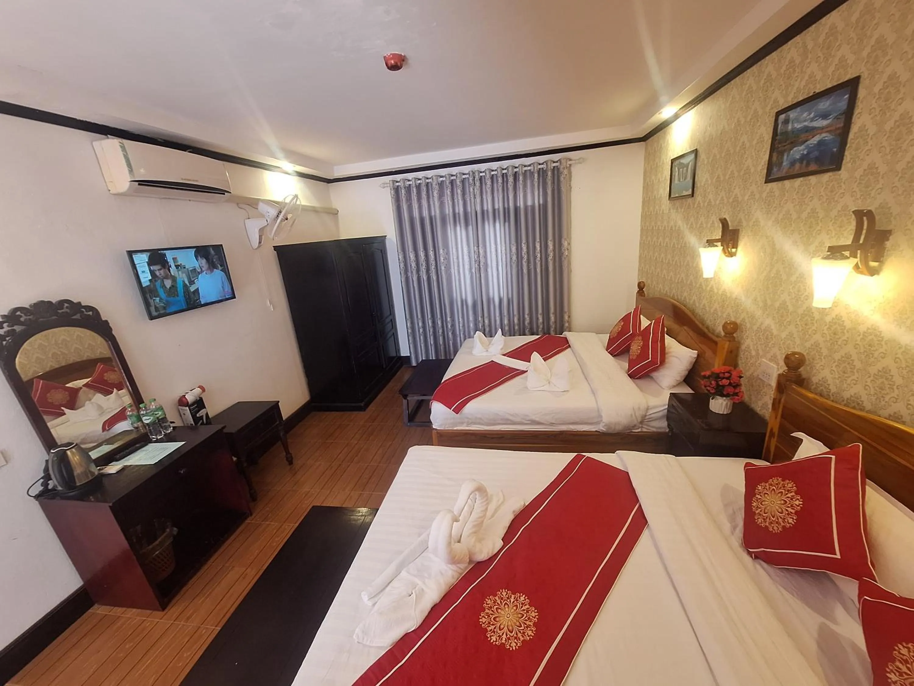 Bed in Luang Prabang Pavilion Hotel & Travel