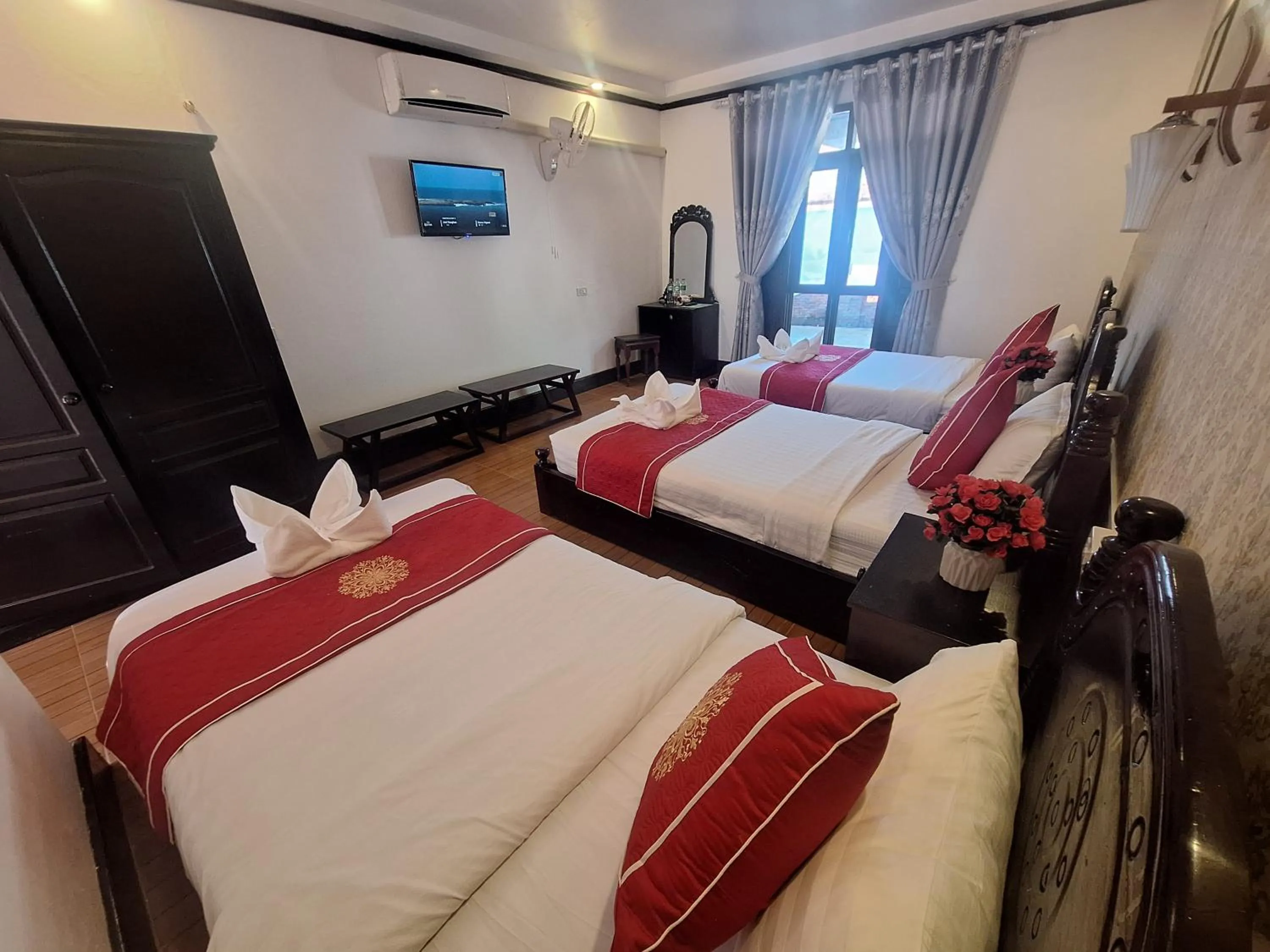 Bed in Luang Prabang Pavilion Hotel & Travel