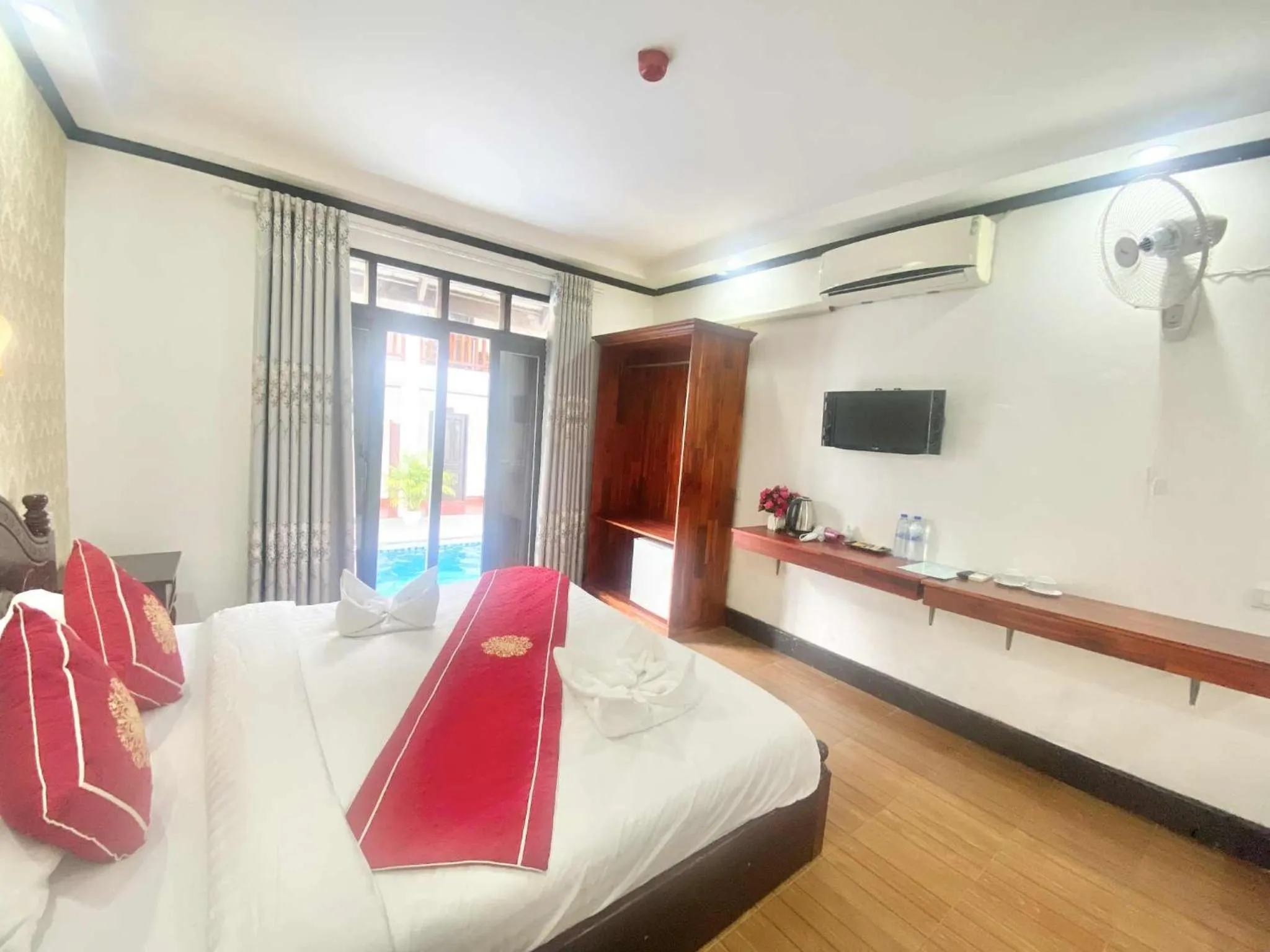 Bed in Luang Prabang Pavilion Hotel & Travel