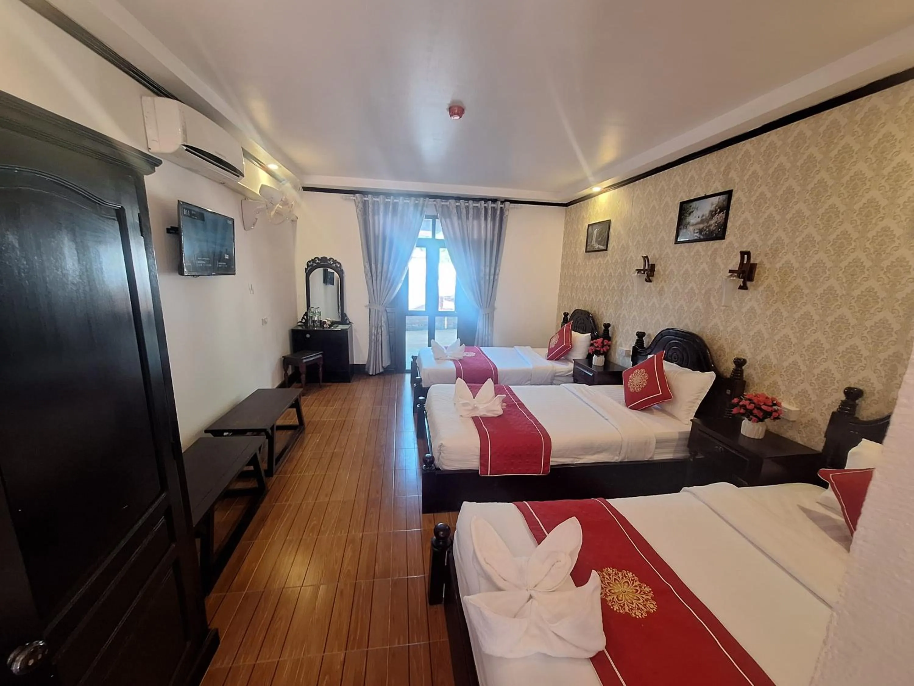 Bed in Luang Prabang Pavilion Hotel & Travel