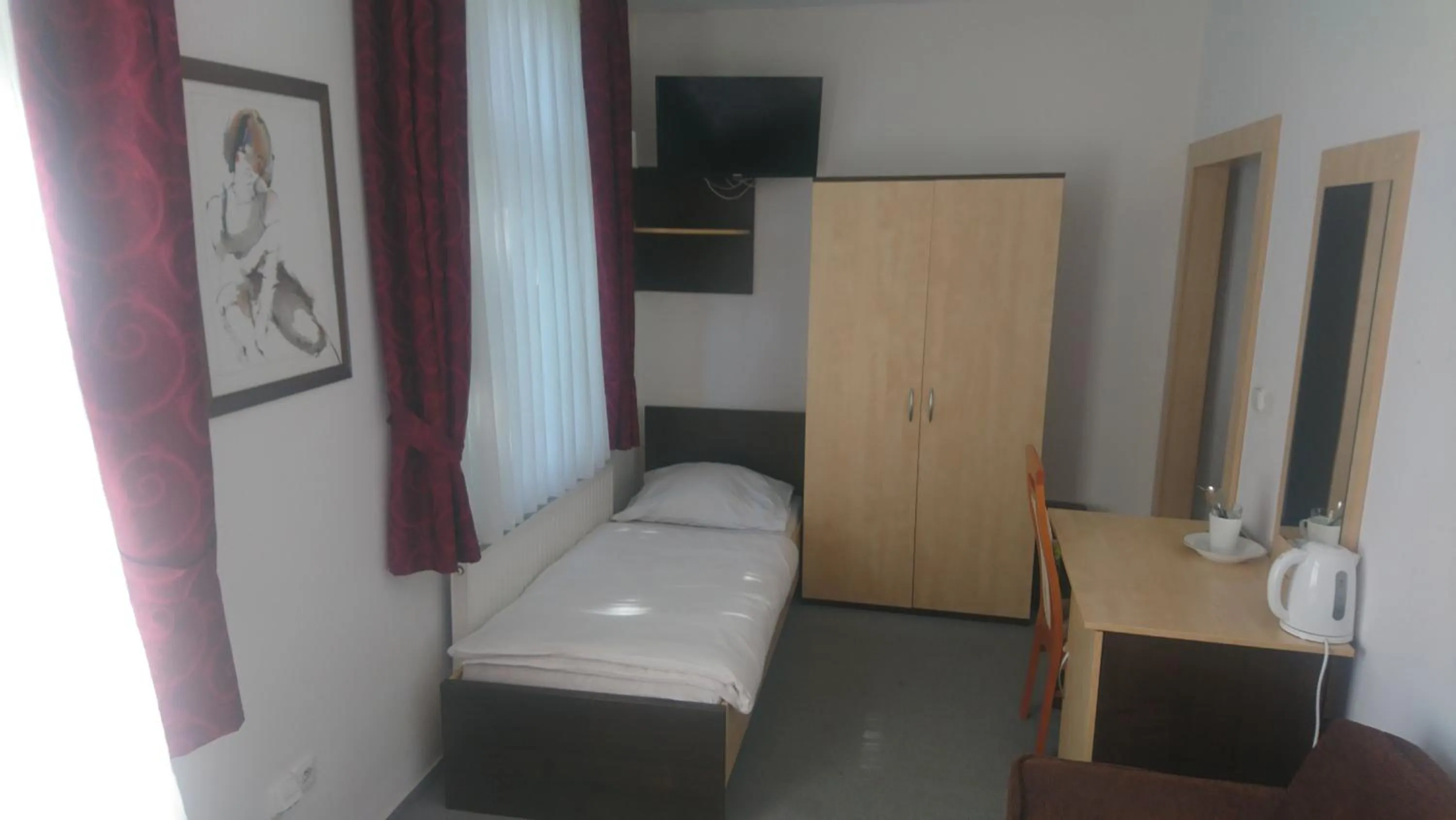 Photo of the whole room, Bed in Hotel Antler