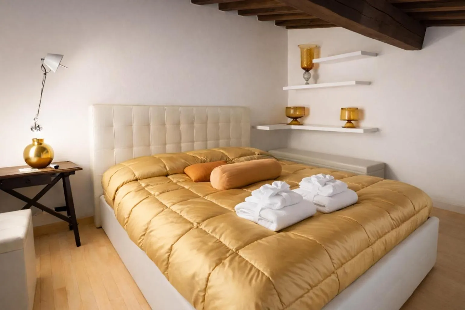 Bed in La Corte Del Re Suite & Rooms Arezzo