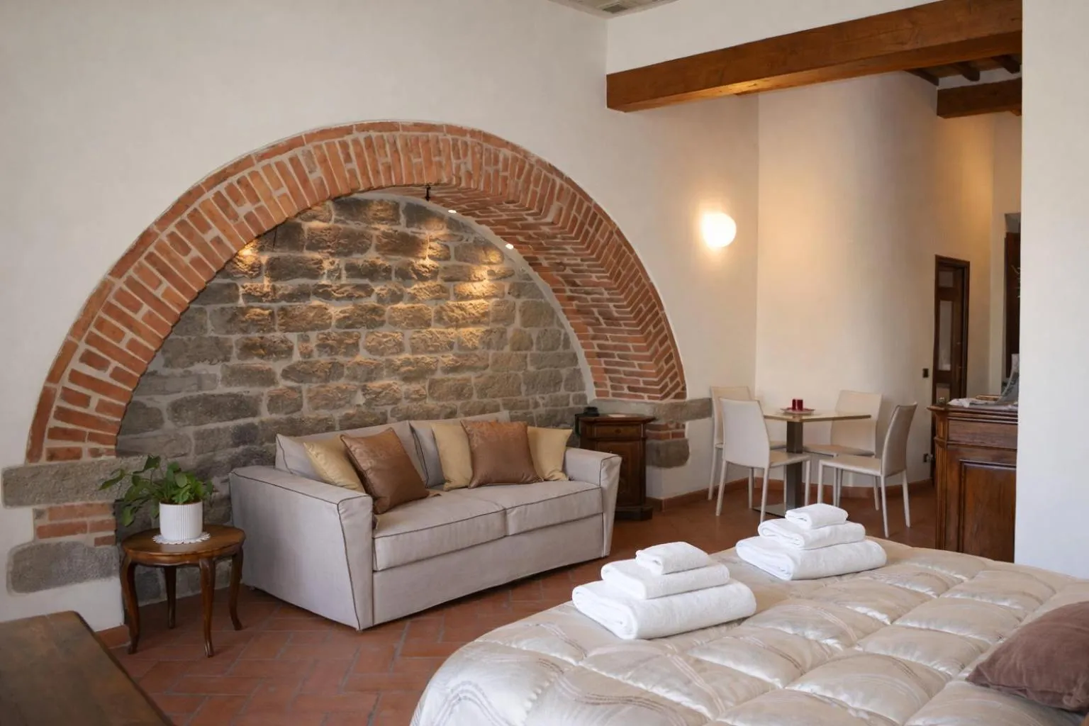 Bed in La Corte Del Re Suite & Rooms Arezzo