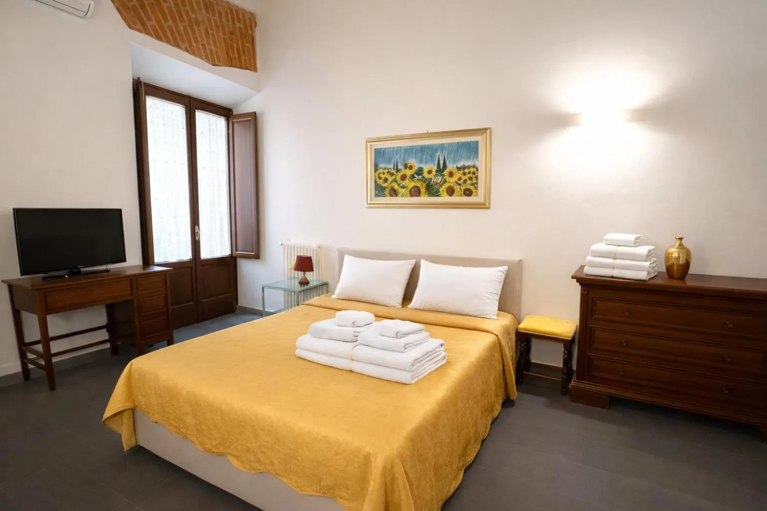 Bed in La Corte Del Re Suite & Rooms Arezzo