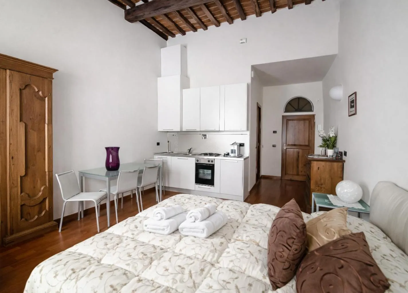 Bed in La Corte Del Re Suite & Rooms Arezzo