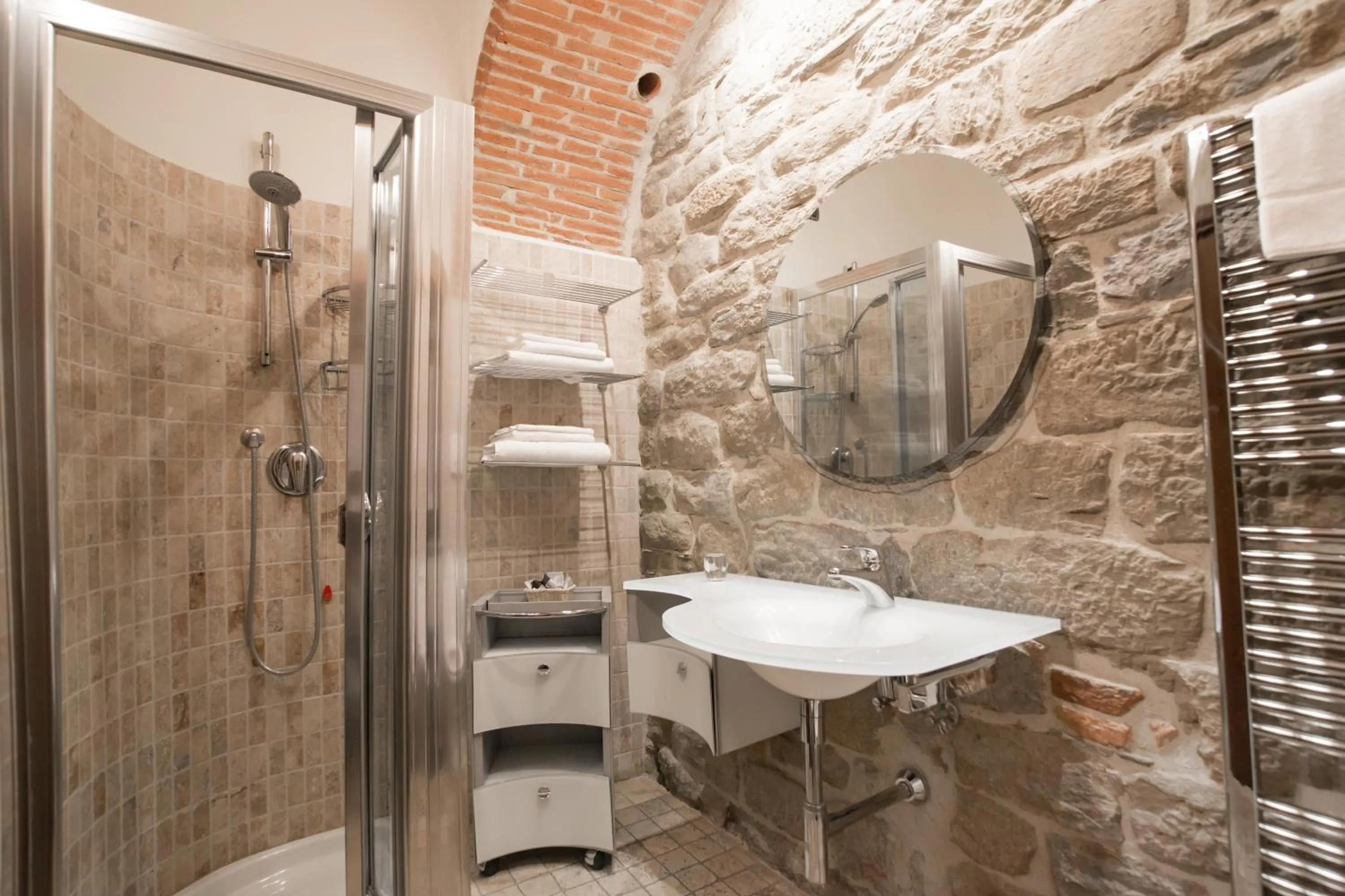 Shower in La Corte Del Re Suite & Rooms Arezzo
